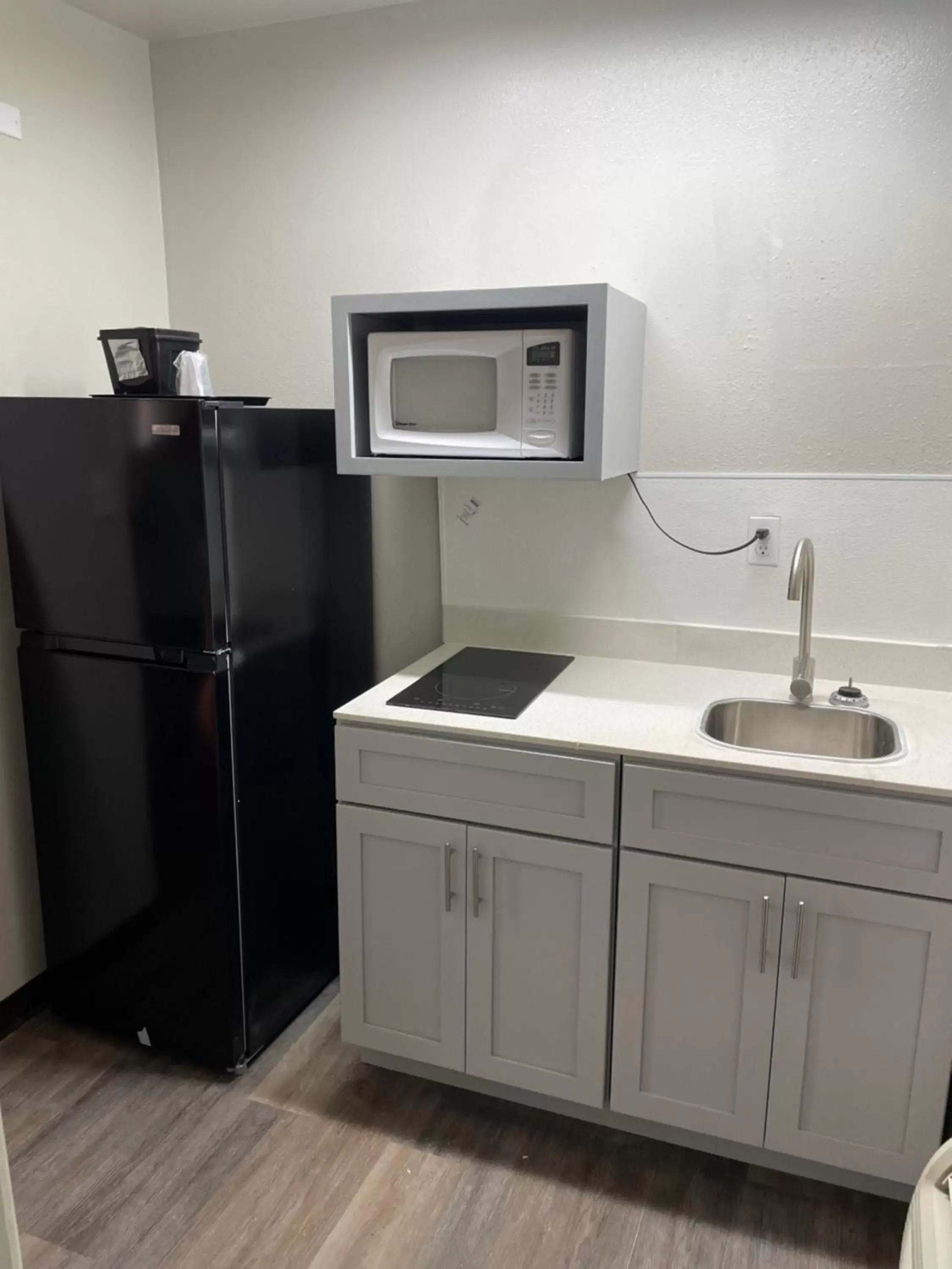 Kitchen or kitchenette, Kitchen/Kitchenette in Artesia Inn- No Service Fees