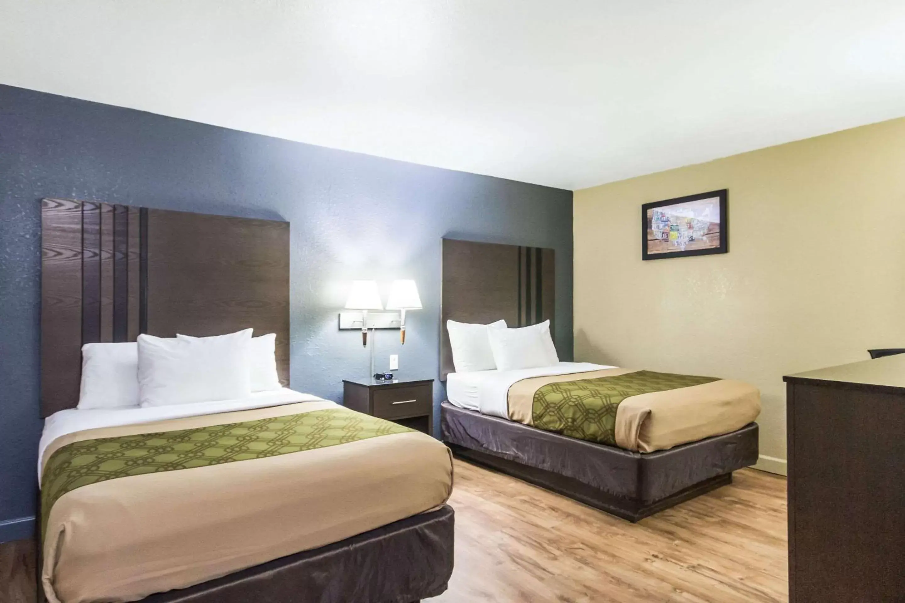 Photo of the whole room, Bed in Econo Lodge Inn & Suites I-35 at Shawnee Mission