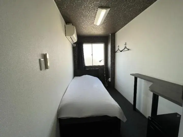 Single Room with Shared Bathroom - Smoking in Hotel Sunplaza