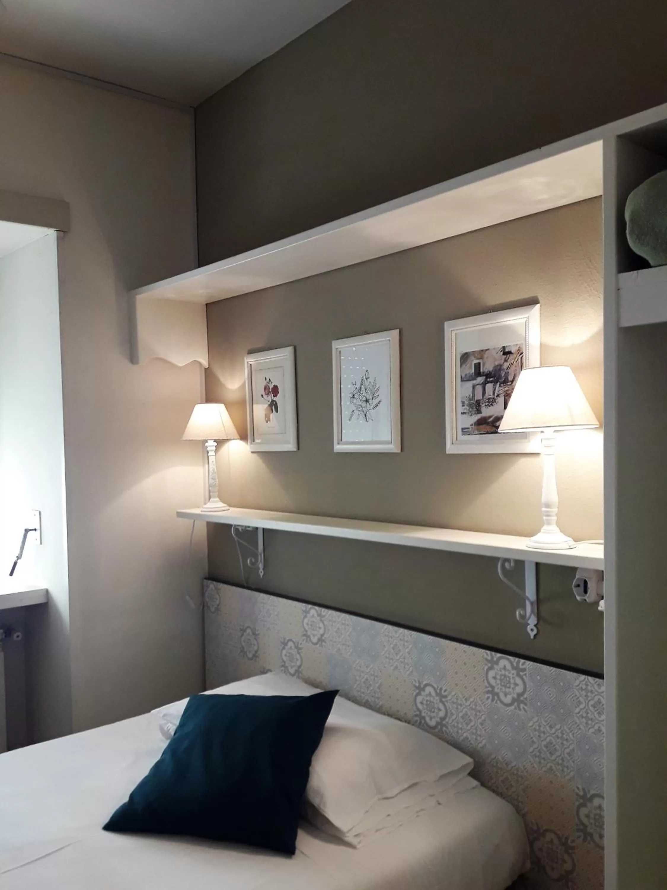 Photo of the whole room, Bed in Hotel Europeo Napoli