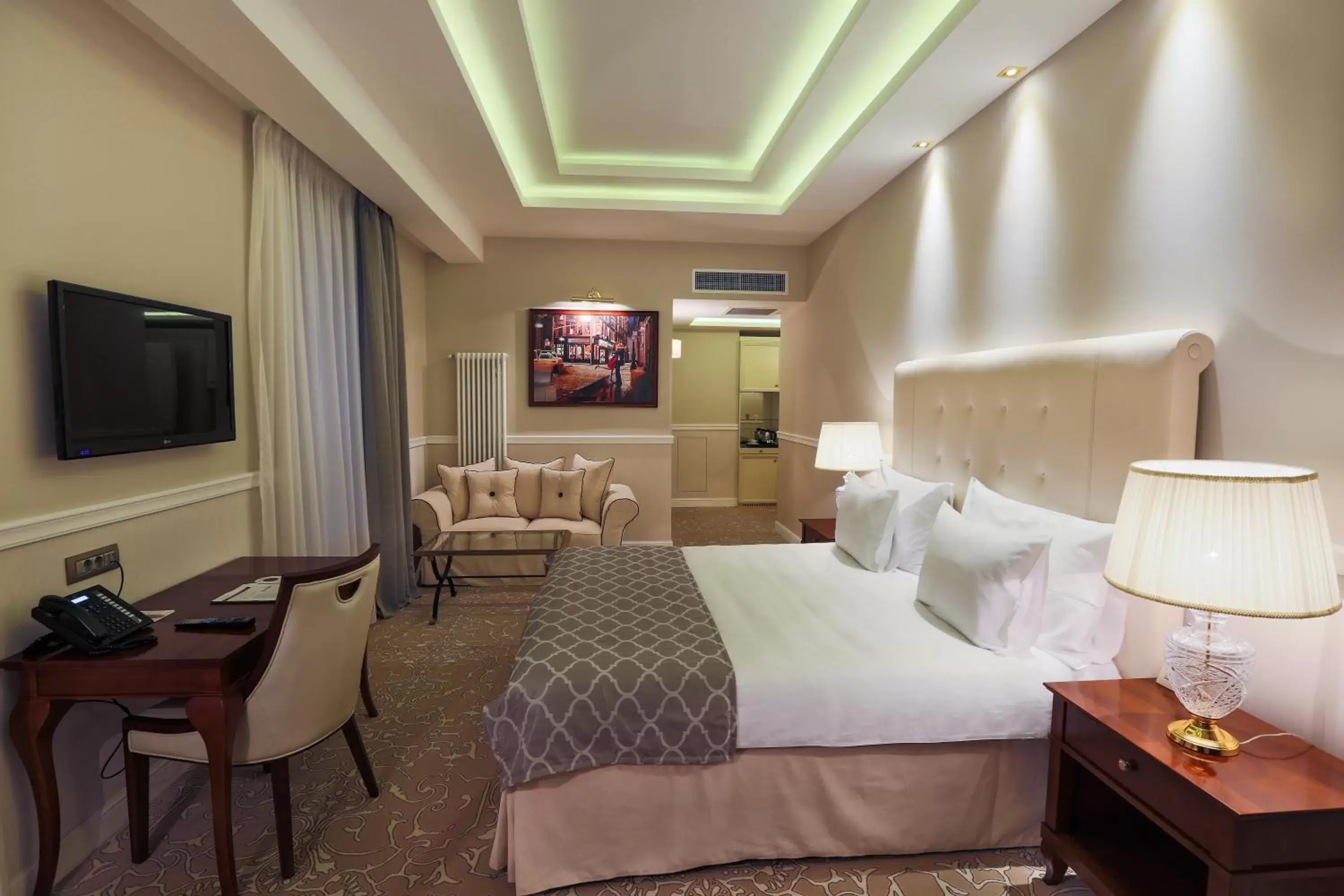 Bed, TV/Entertainment Center in Hotel International Iasi