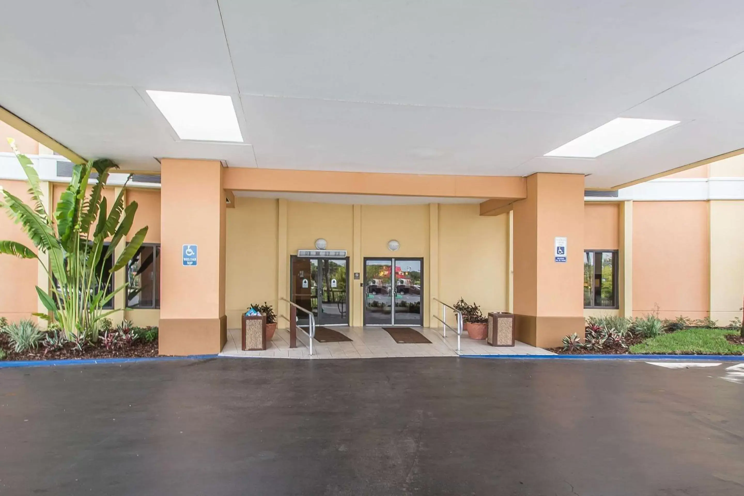 Property building in Comfort Inn & Suites Kissimmee by the Parks