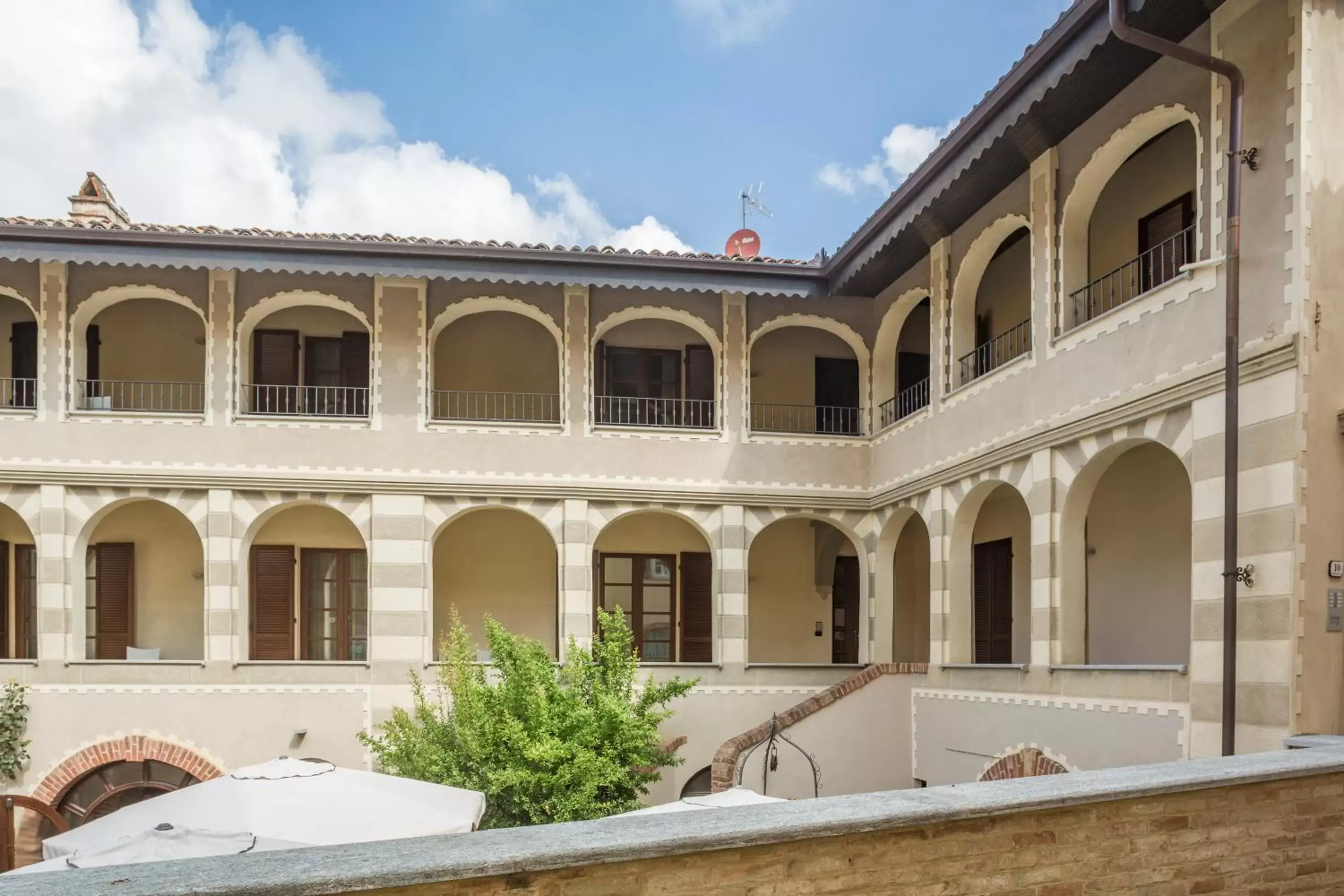 Facade/entrance, Property Building in Le Torri - Castiglione Falletto