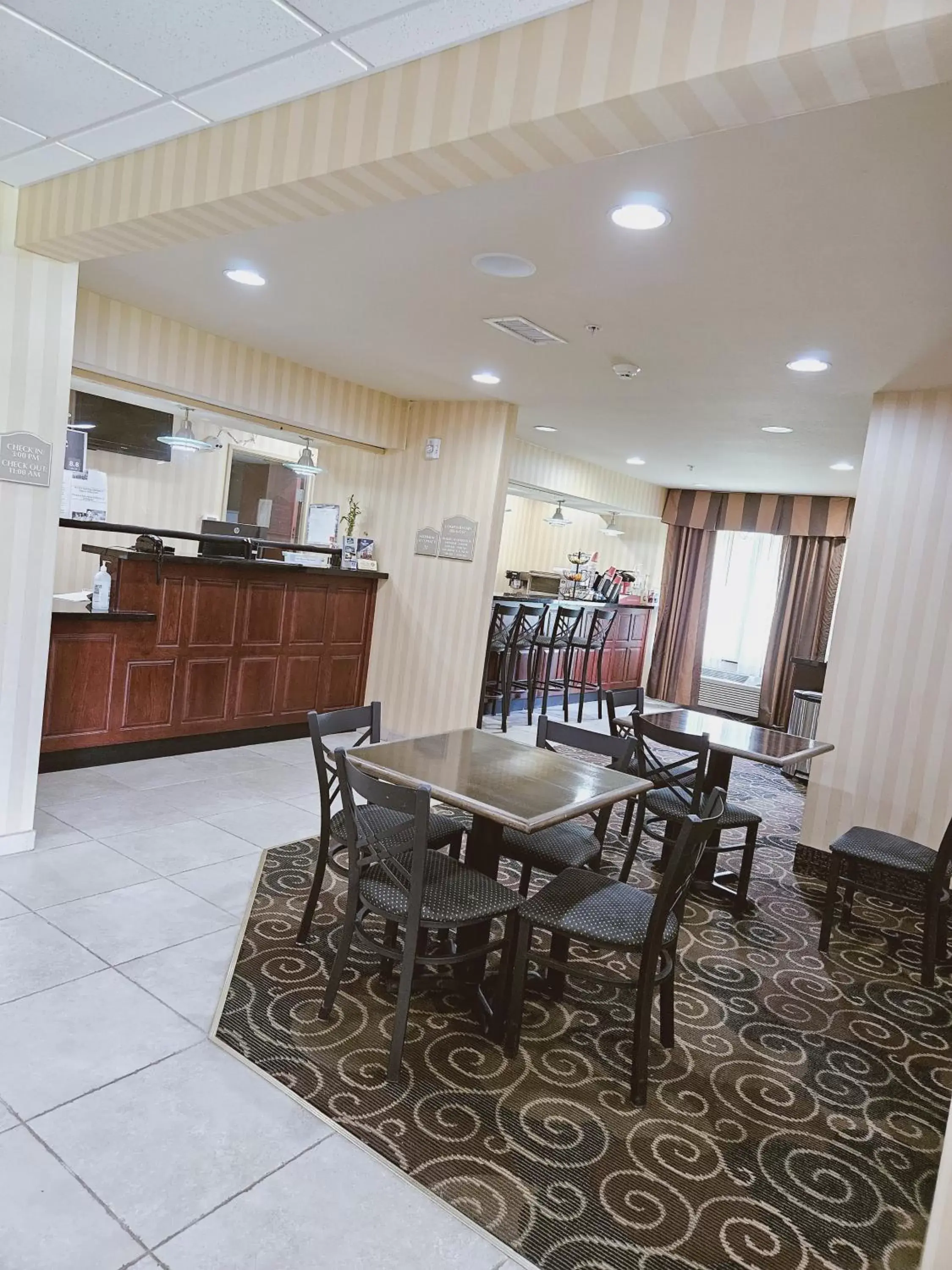 Lobby or reception, Restaurant/Places to Eat in Cobblestone Inn & Suites - Bloomfield