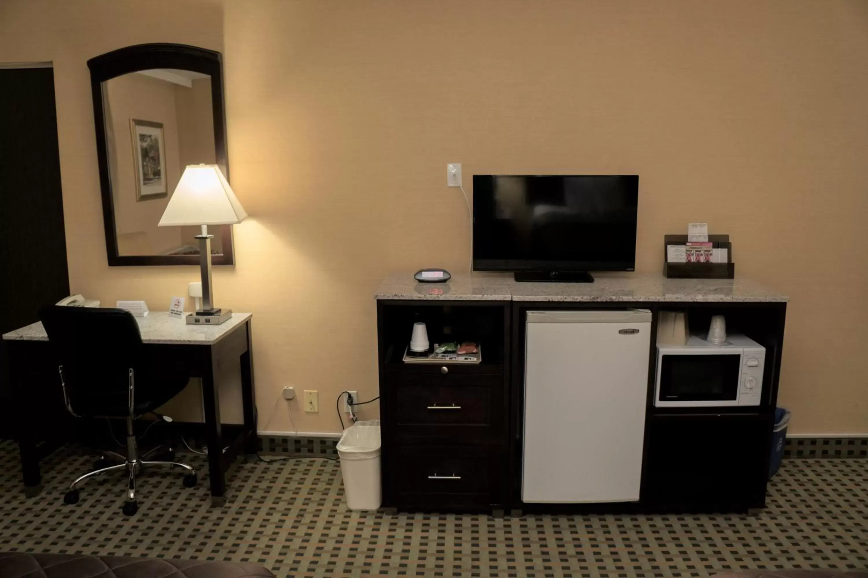 Bedroom, TV/Entertainment Center in California Inn Barstow