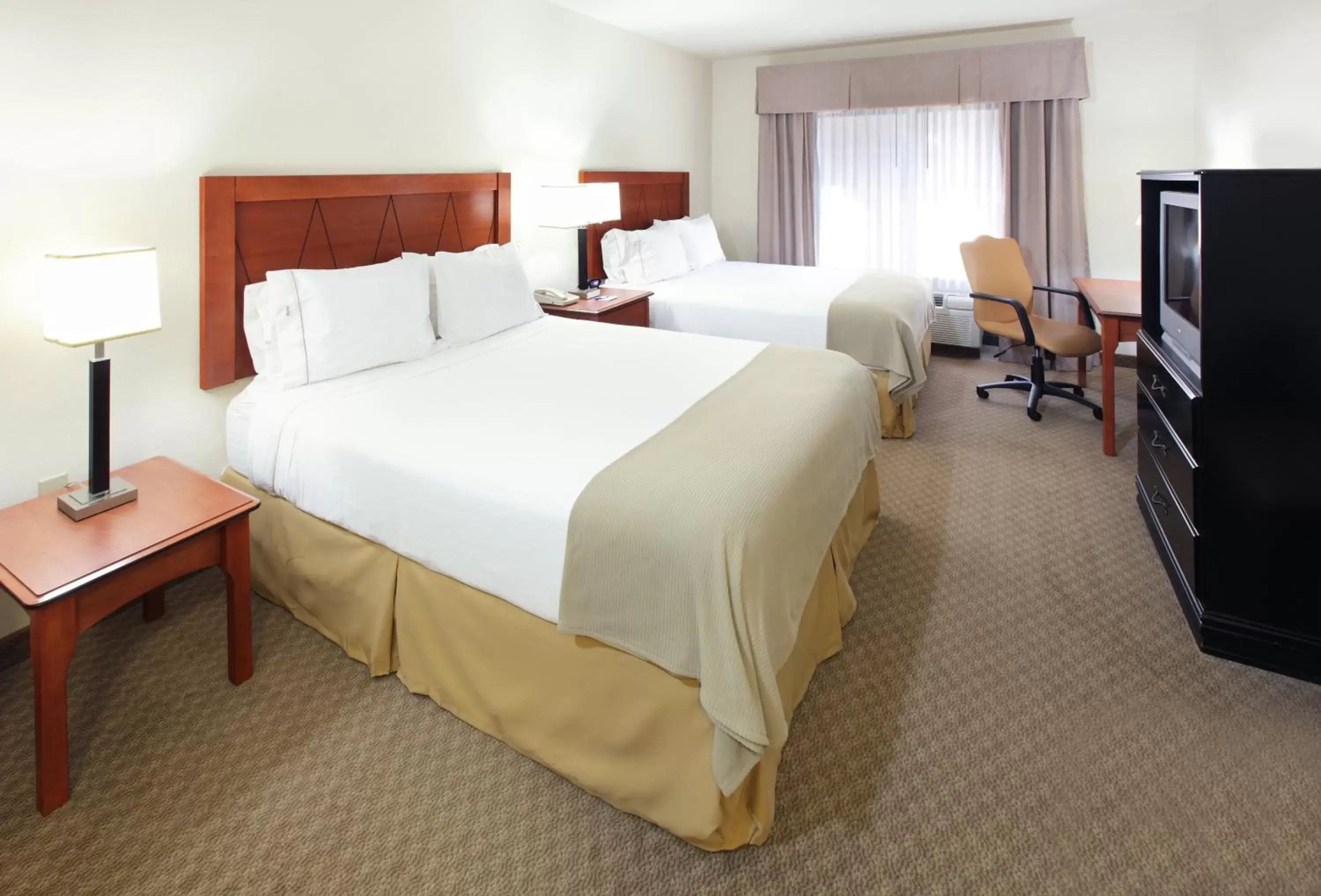 Queen Suite with Two Queen Beds and Mobility Accessible Tub - Non-Smoking in Holiday Inn Express & Suites Pine Bluff/Pines Mall by IHG Queen Suite with Two Queen Beds and Mobility Accessible Tub - Non-Smoking in Holiday Inn Express & Suites Pine Bluff/Pines Mall by IHG