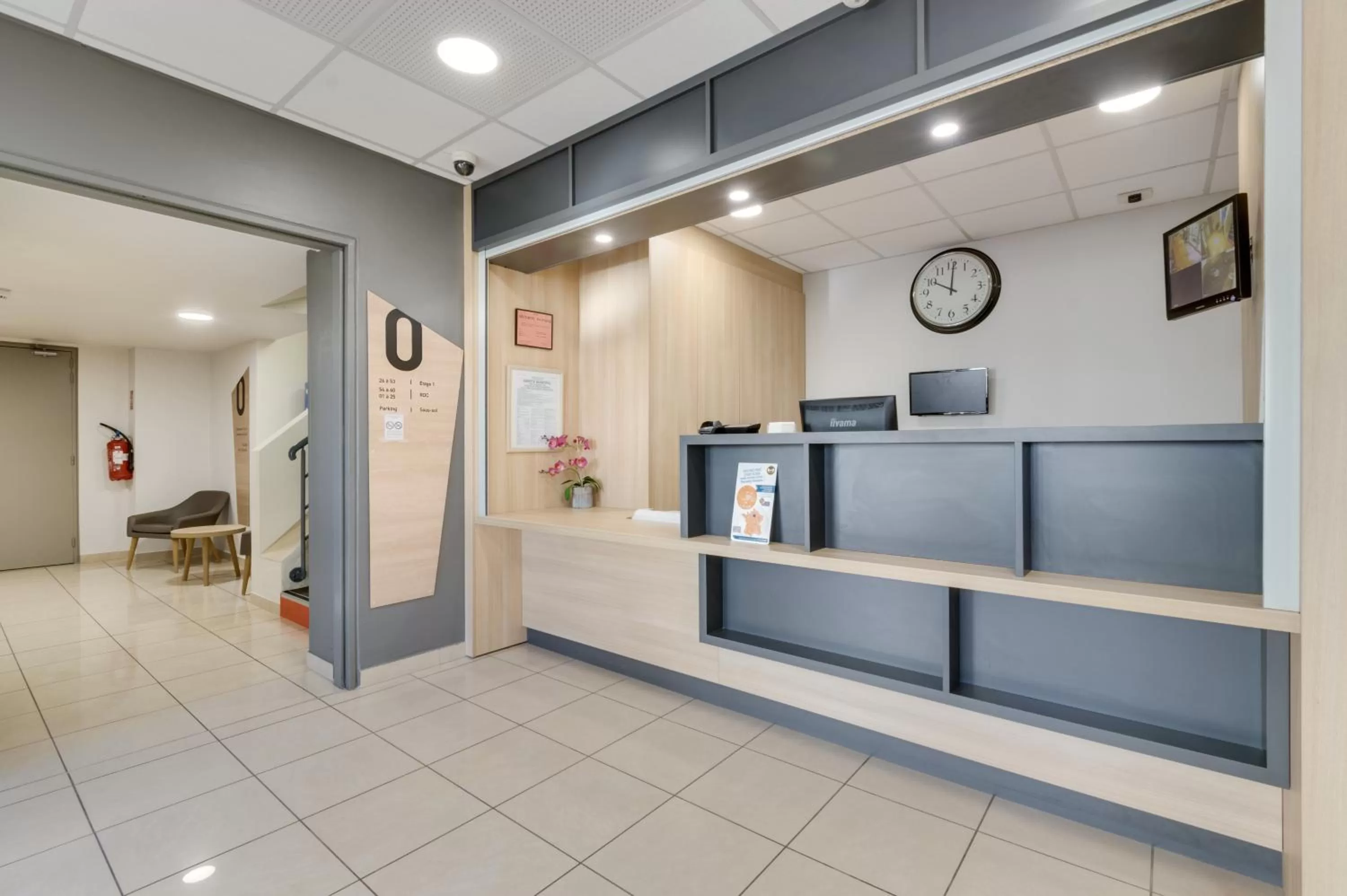 Lobby or reception in B&B HOTEL FREJUS Puget-sur-Argens