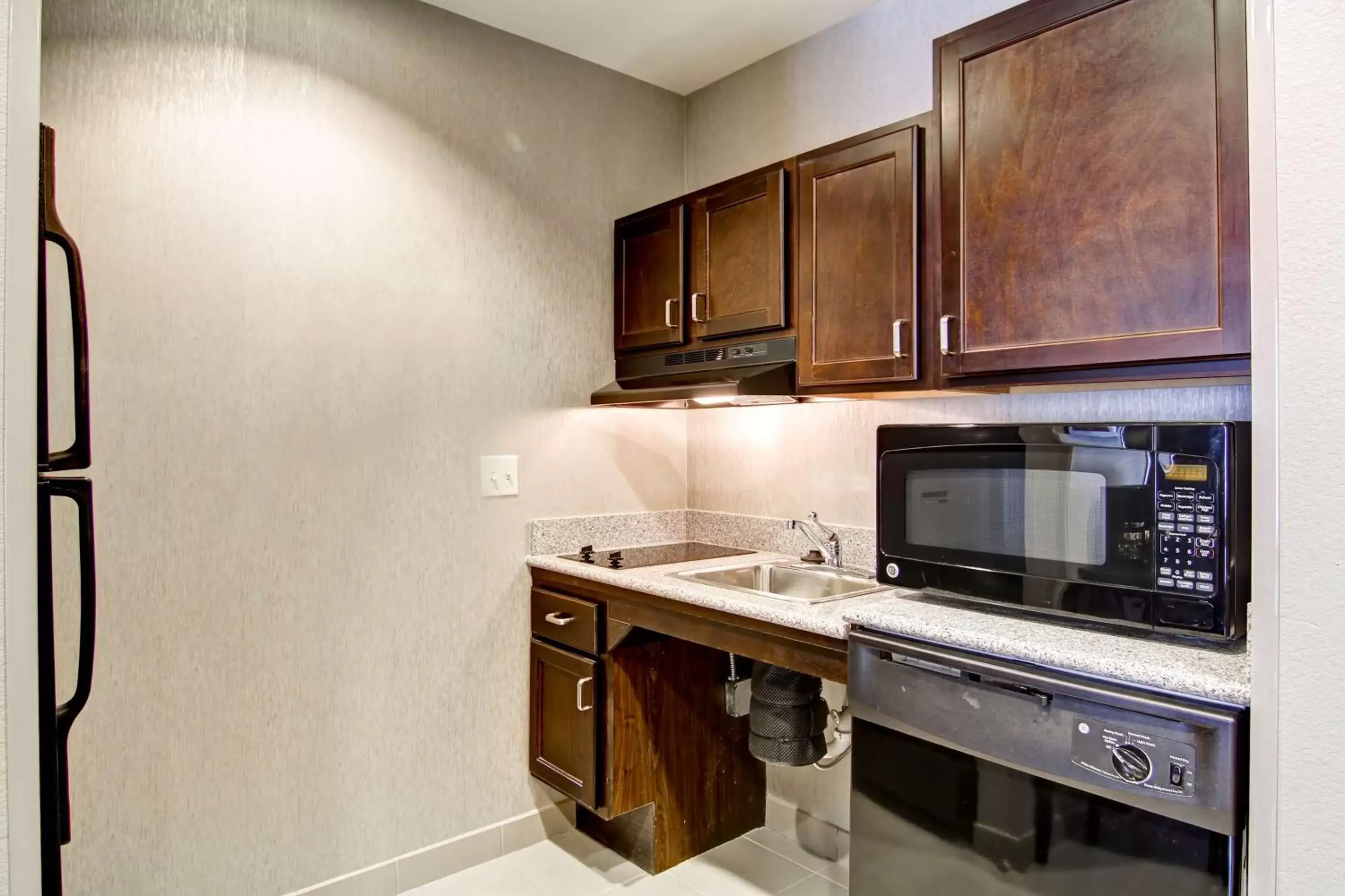 Bedroom, Kitchen/Kitchenette in Homewood Suites by Hilton Leesburg