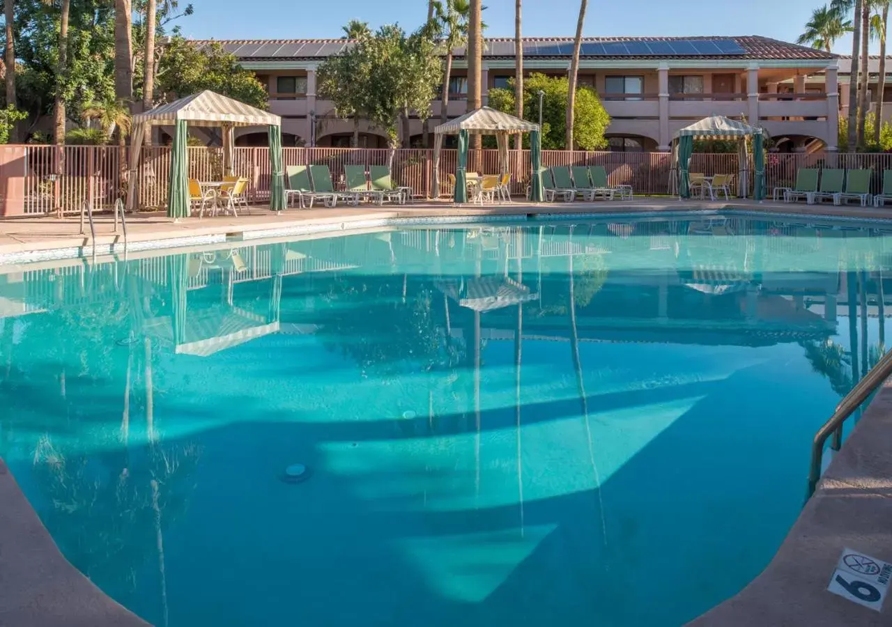 Swimming Pool in La Fuente Inn & Suites