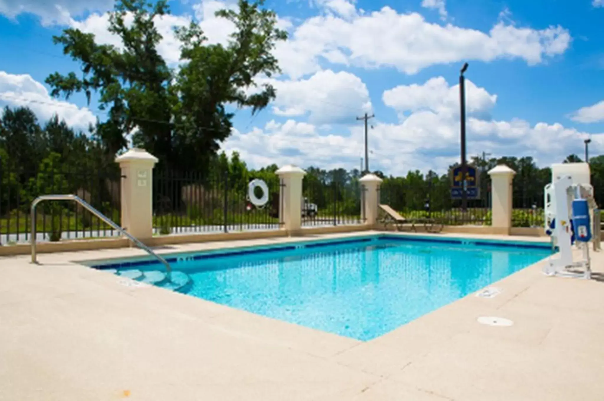 Area and facilities, Swimming Pool in Country Inn & Suites by Radisson, Midway, FL