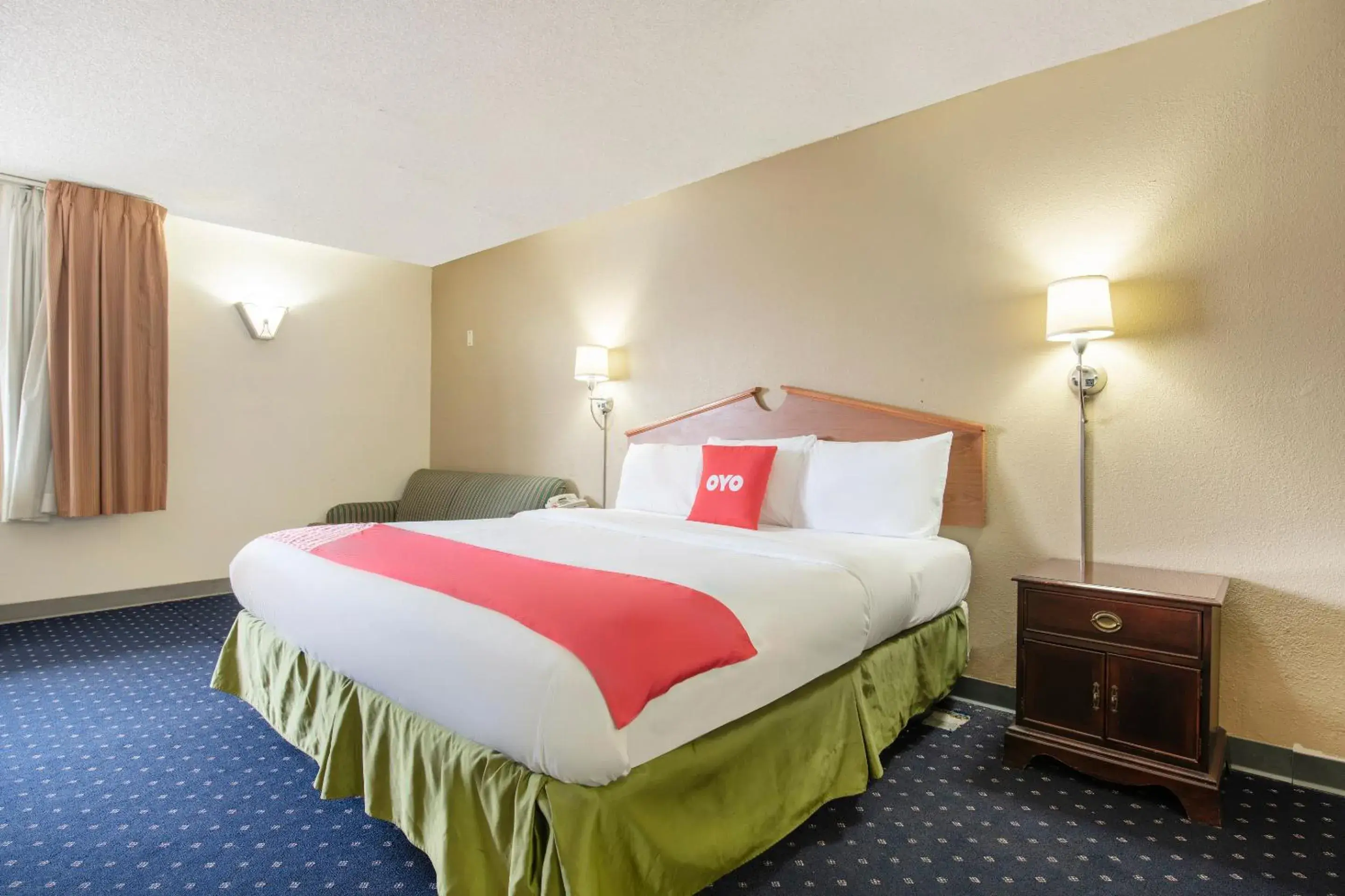 Bedroom, Bed in OYO Hotel Tulsa International Airport