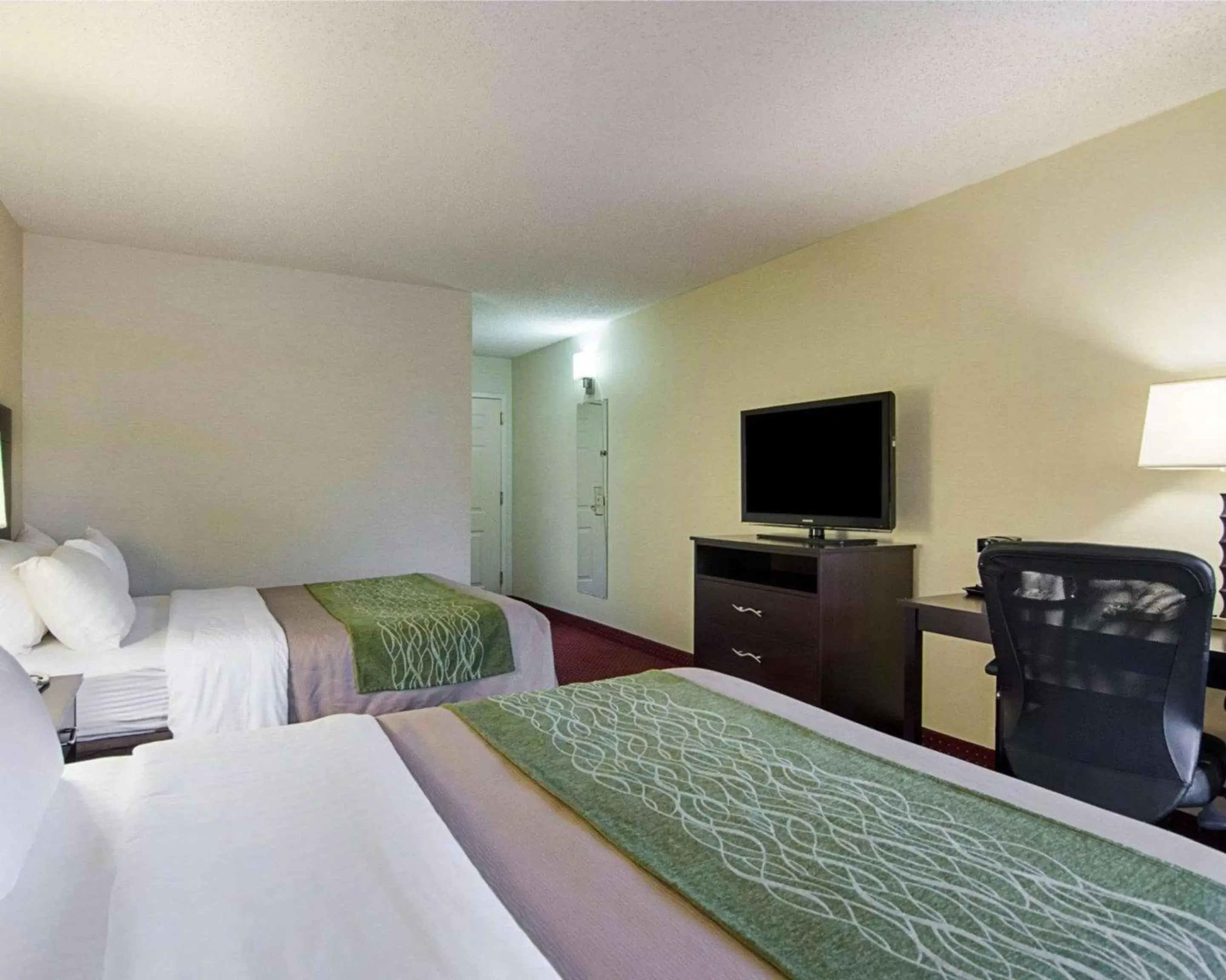 Photo of the whole room, Bed in Quality Inn & Suites Little Rock West