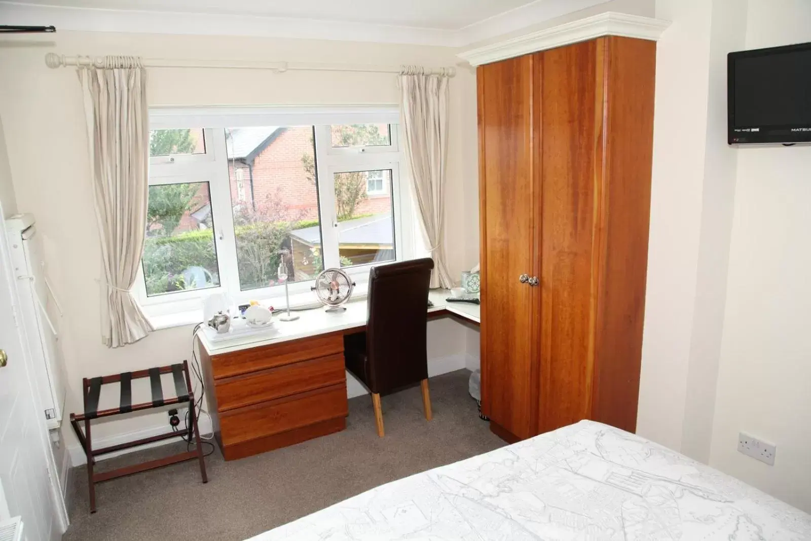 Bathroom, Bed in The Hinton Guest House