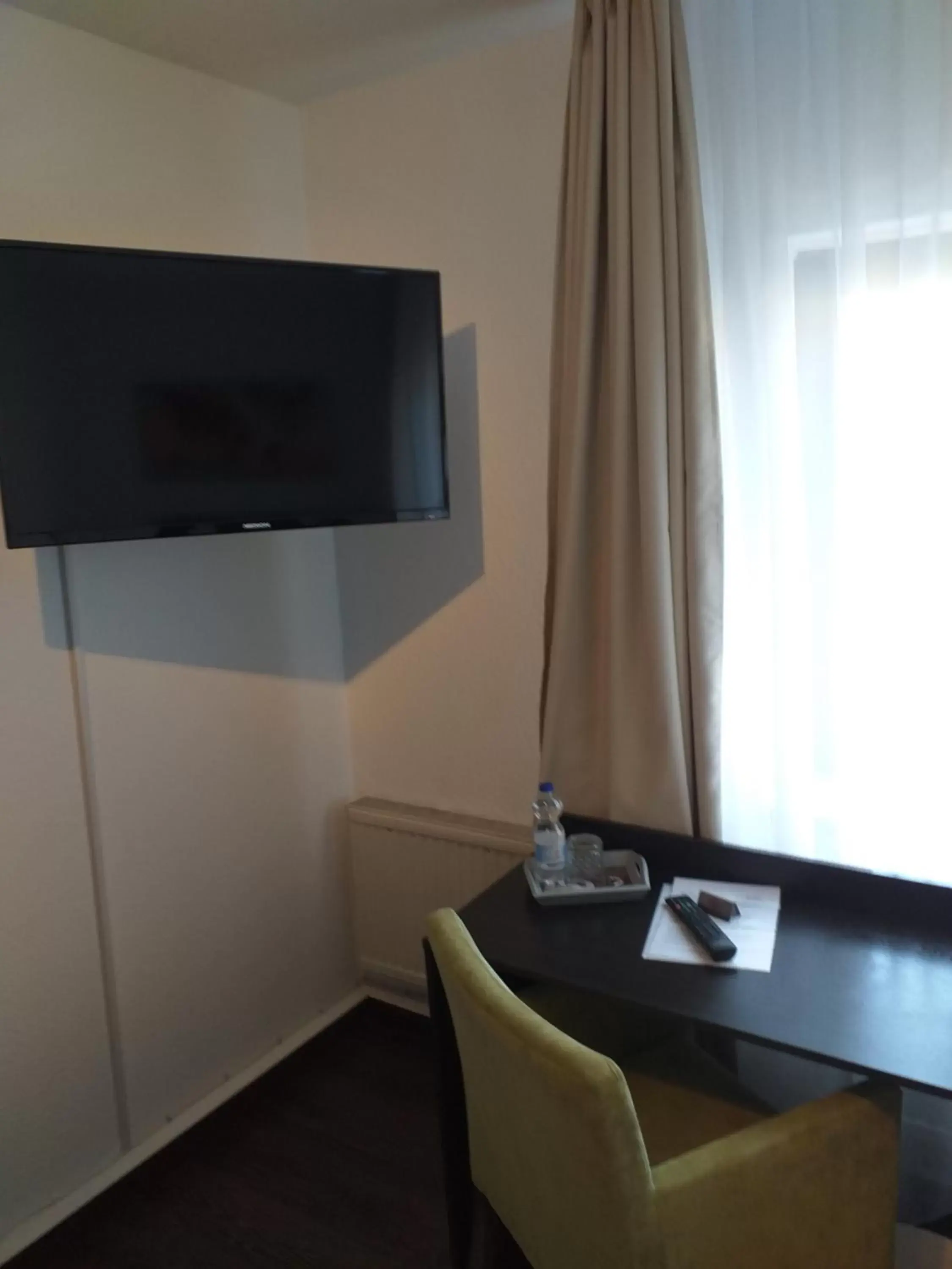 TV and multimedia, TV/Entertainment Center in Hotel Milin