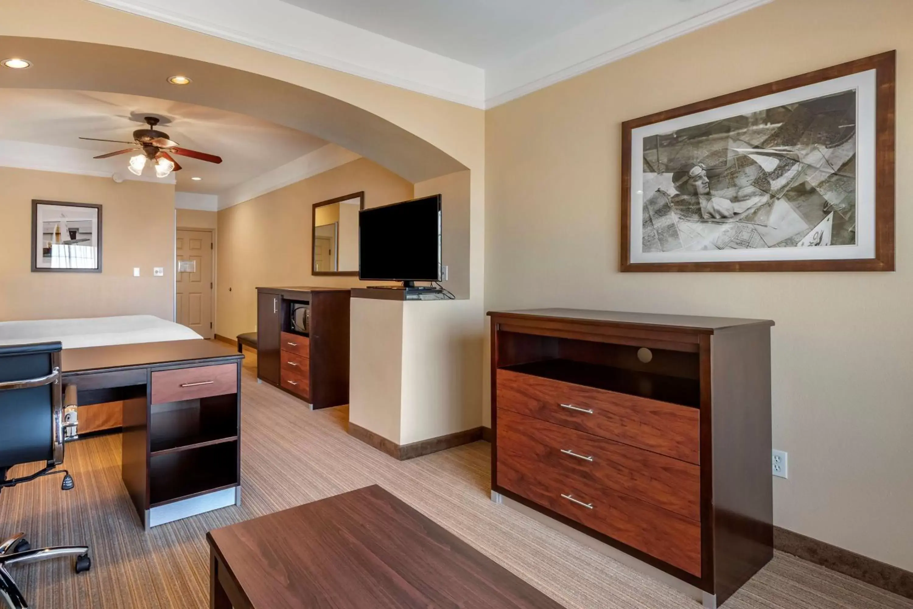 TV and multimedia, TV/Entertainment Center in BEST WESTERN PLUS Monica Royale Inn & Suites