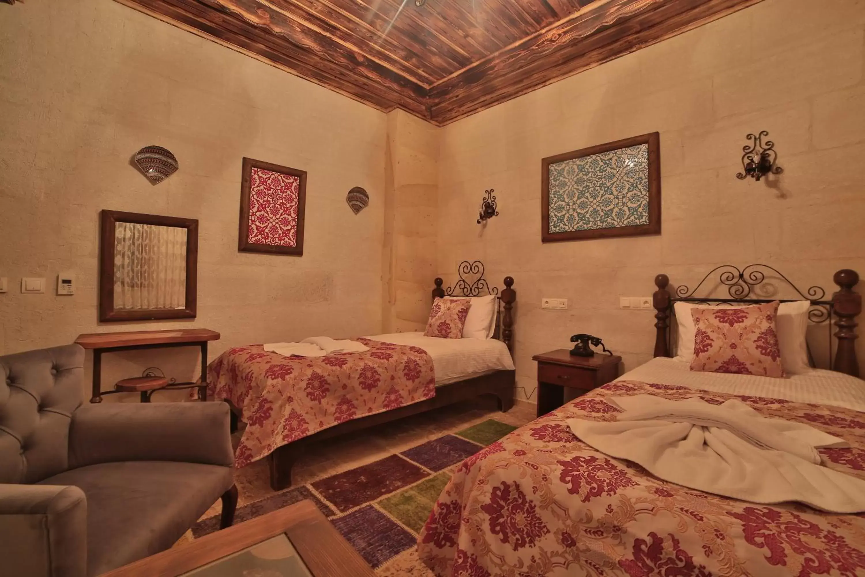 Bed in Caravanserai Inn Hotel