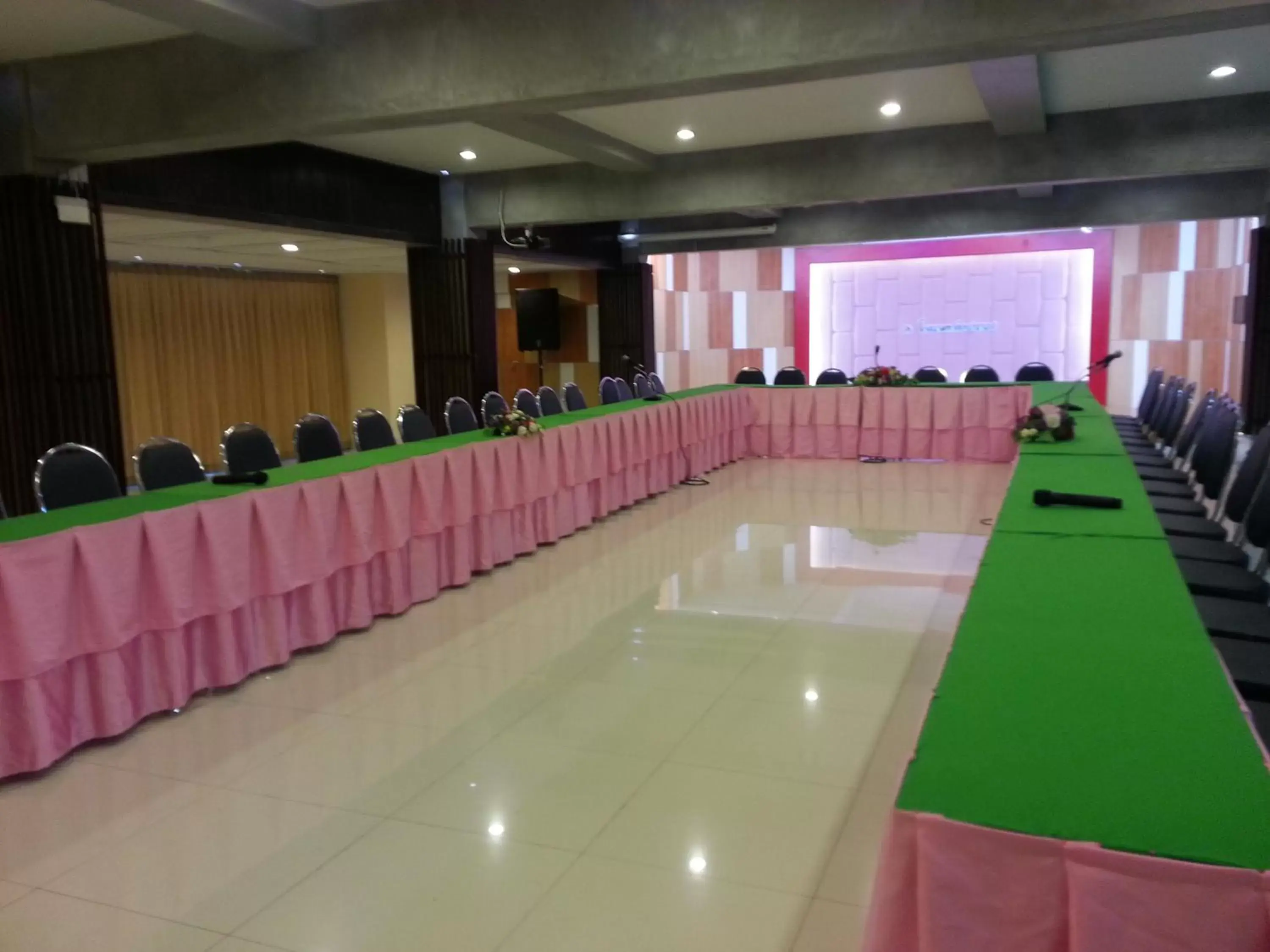 Meeting/conference room in Friendlytel Hotel