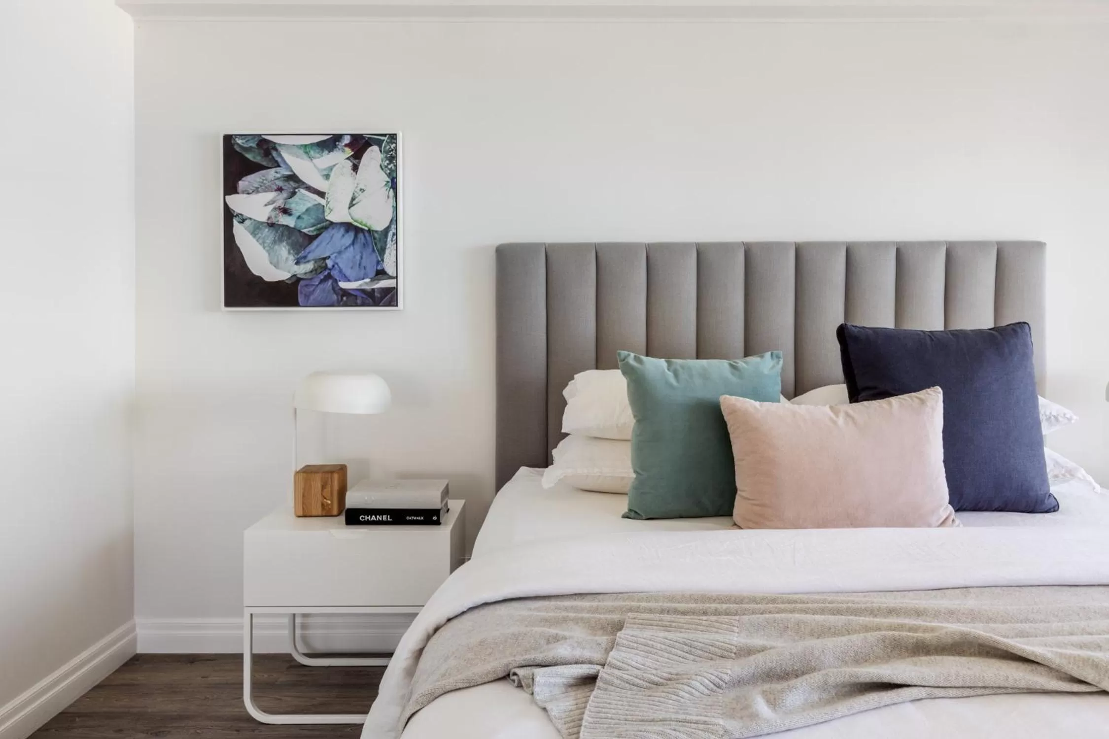 Bed in De Ville Apartments