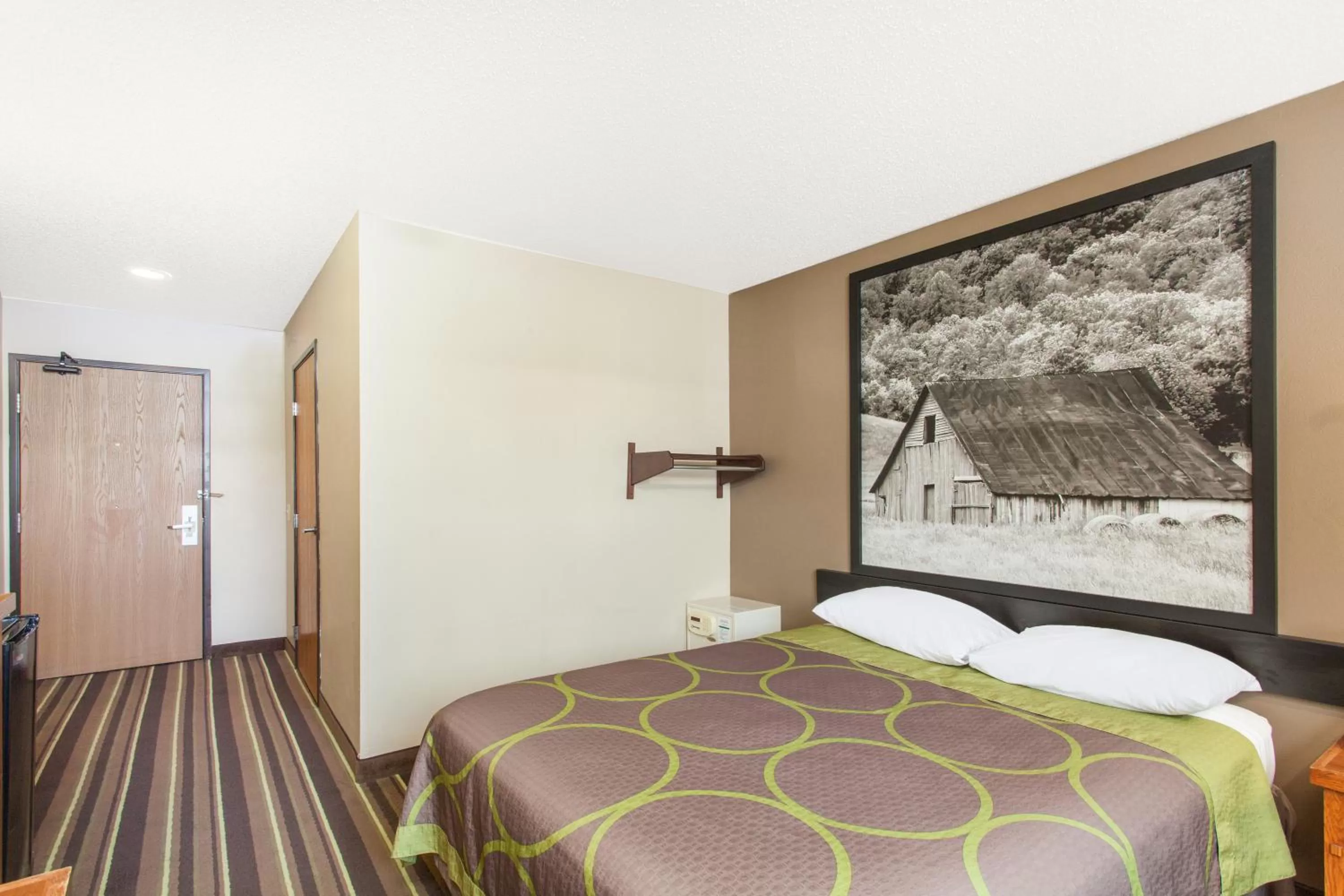 Bed in Super 8 by Wyndham Richlands/Claypool Hill Area