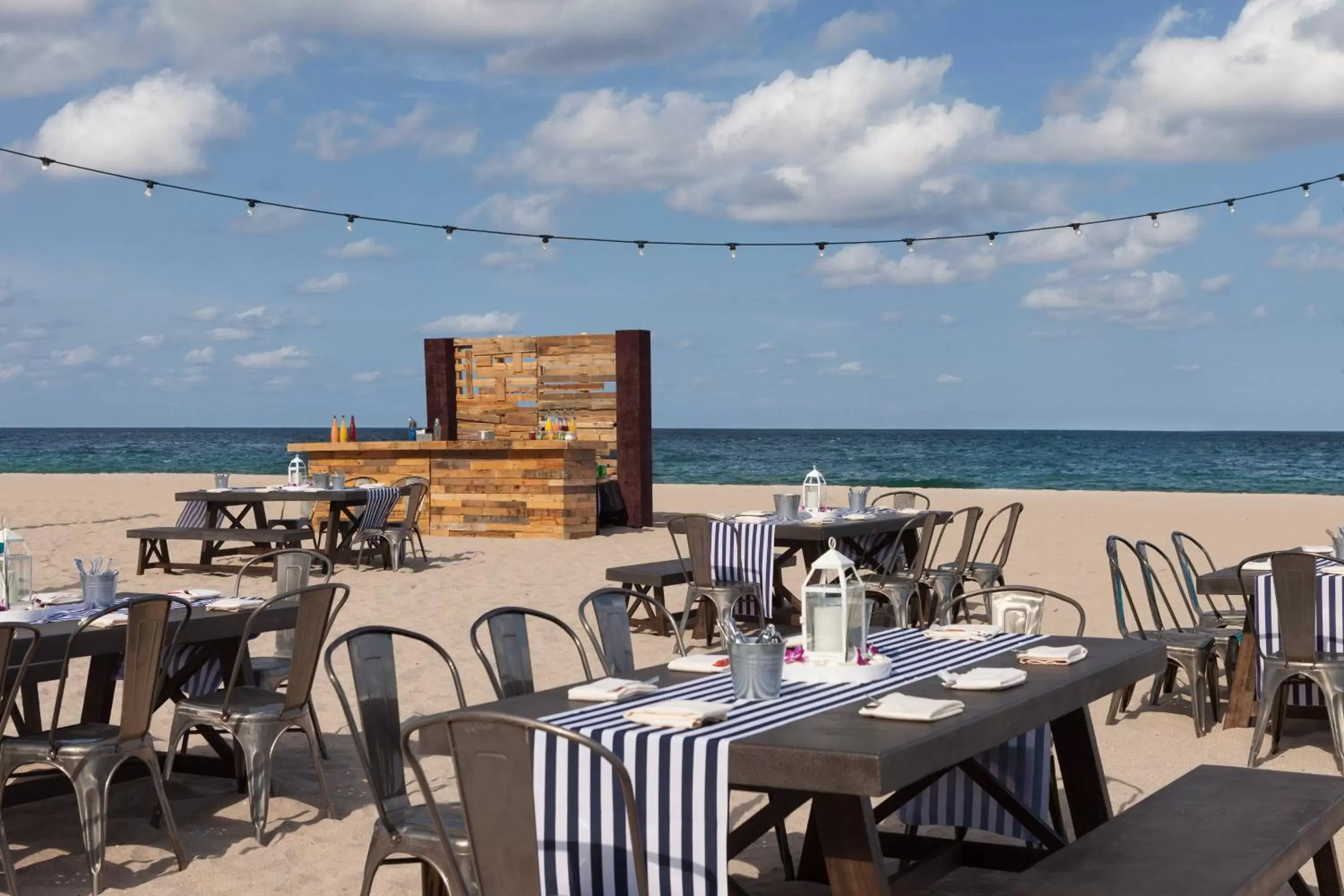 Beach, Restaurant/Places to Eat in Fort Lauderdale Marriott Harbor Beach Resort & Spa