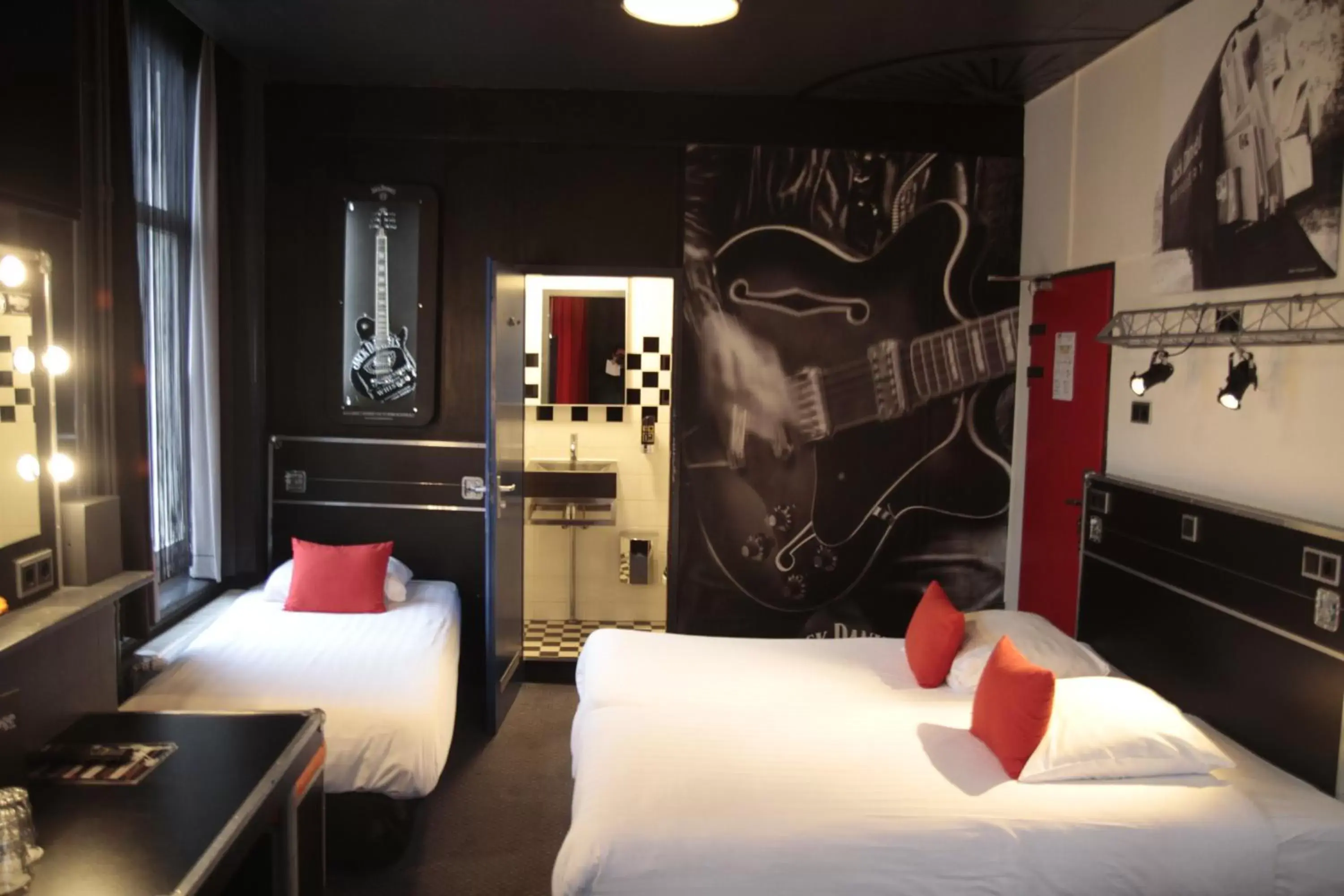 Photo of the whole room, Bed in BackStage Hotel