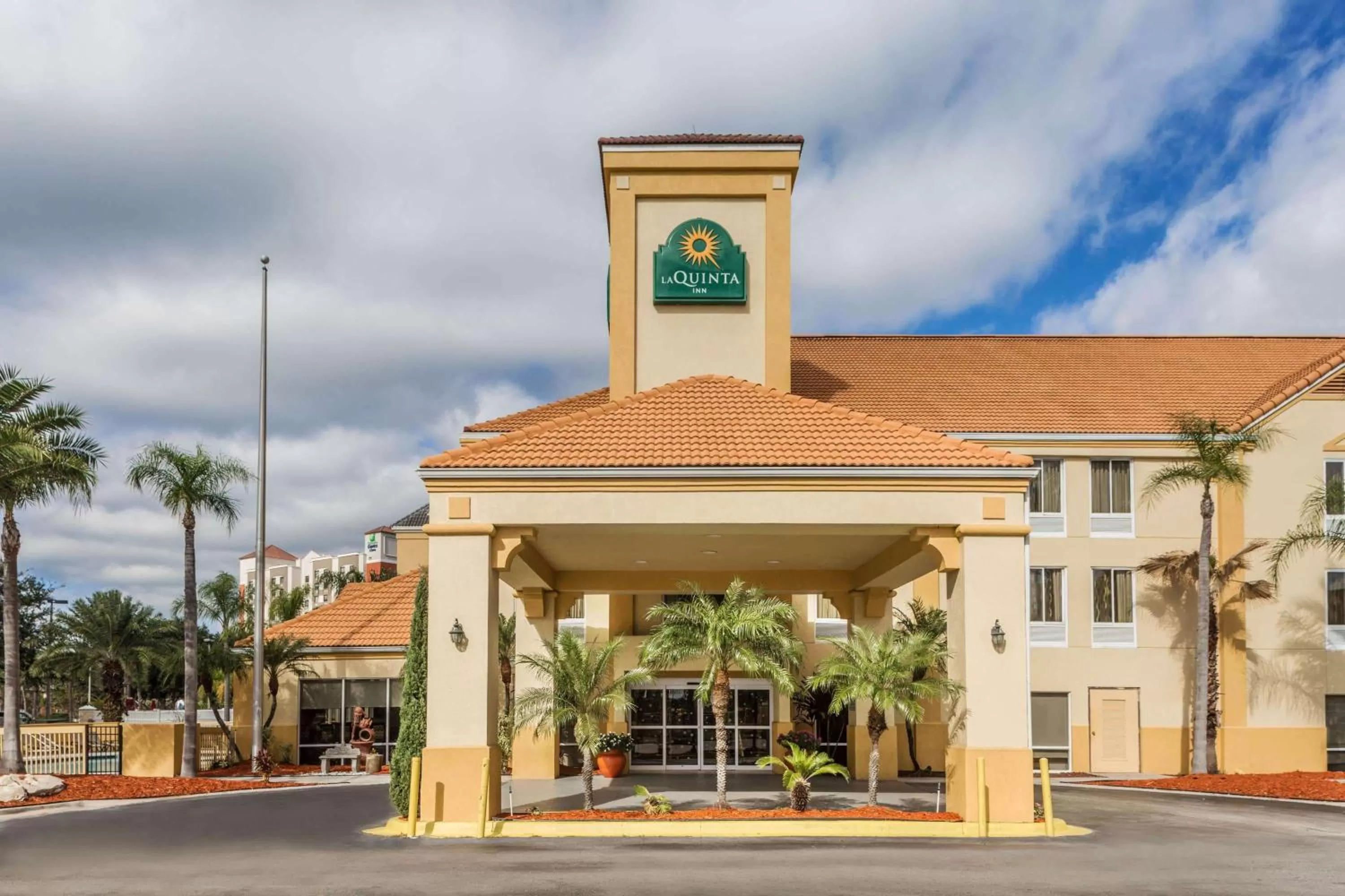Property building in La Quinta by Wyndham Orlando Universal area - Free Shuttle to Universal