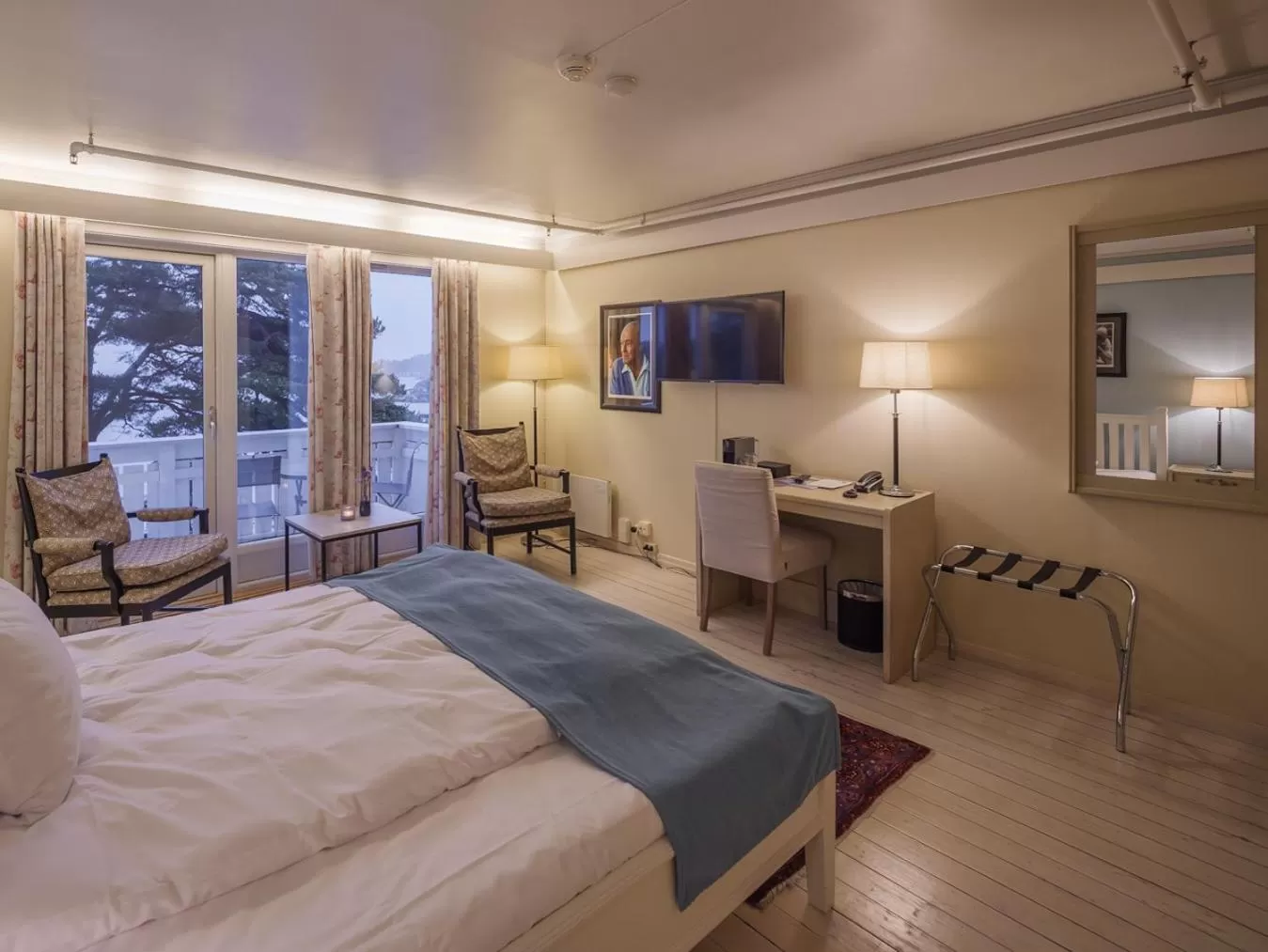 TV and multimedia, Bed in Strand Hotel Fevik - by Classic Norway Hotels