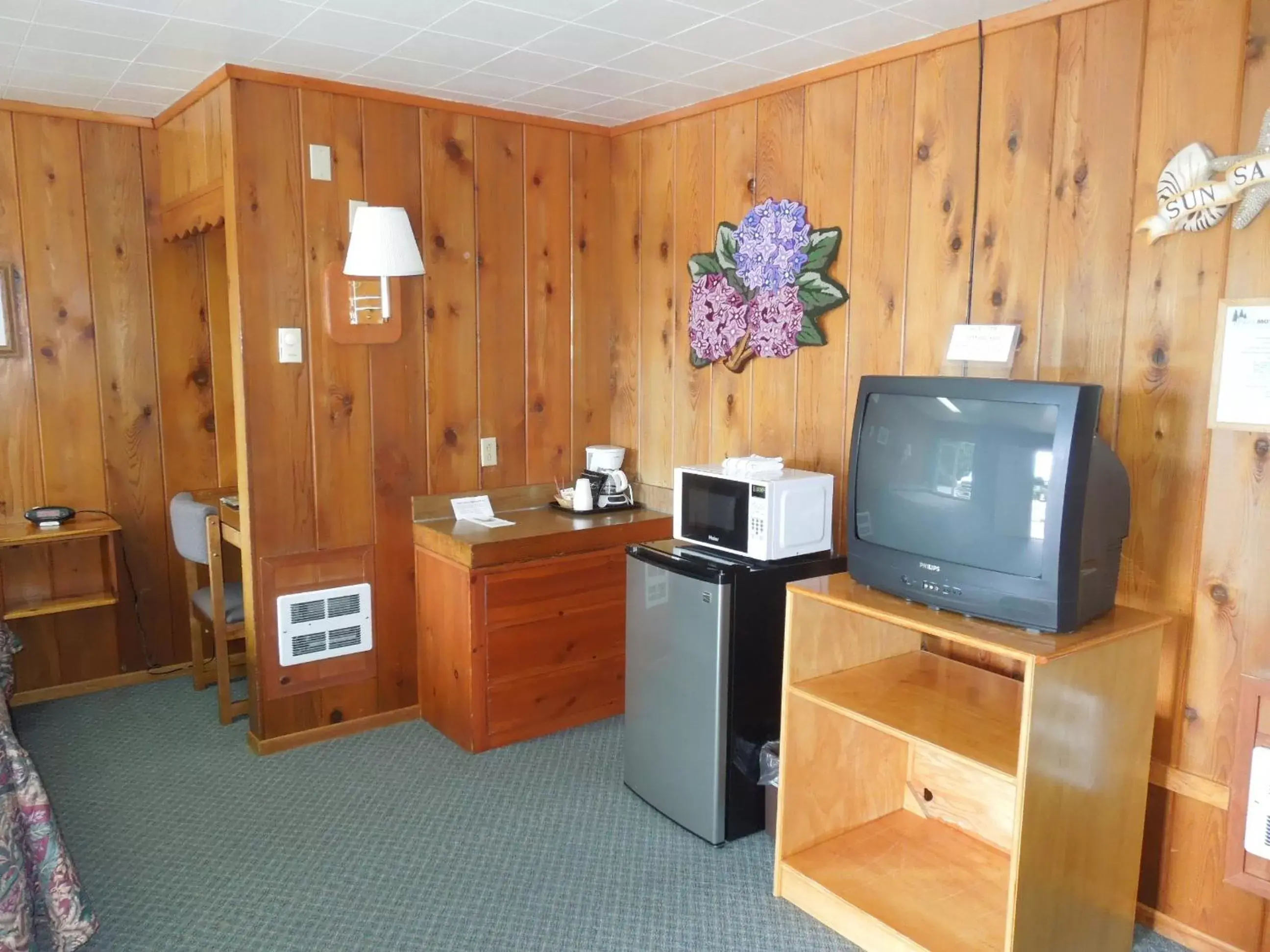 TV and multimedia, TV/Entertainment Center in Park Motel and Cabins