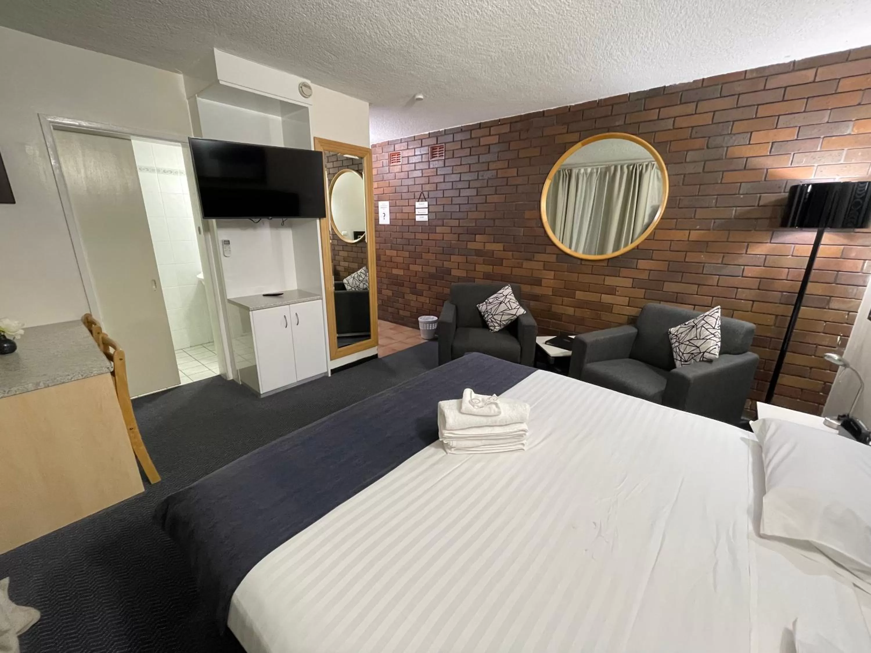 Bed in Lakeview Motor Inn