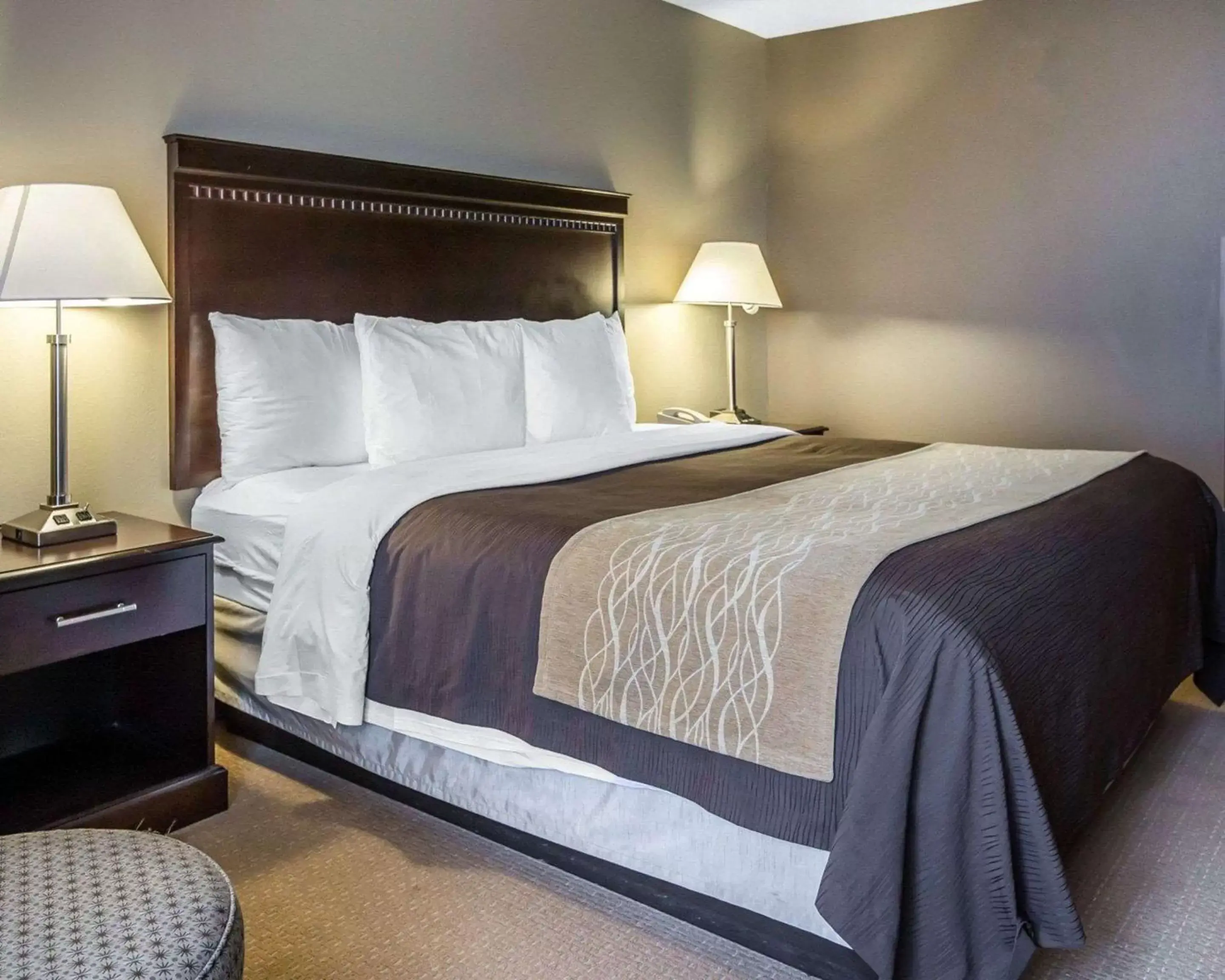 Bedroom, Bed in Comfort Inn & Suites near Tinley Park Amphitheater