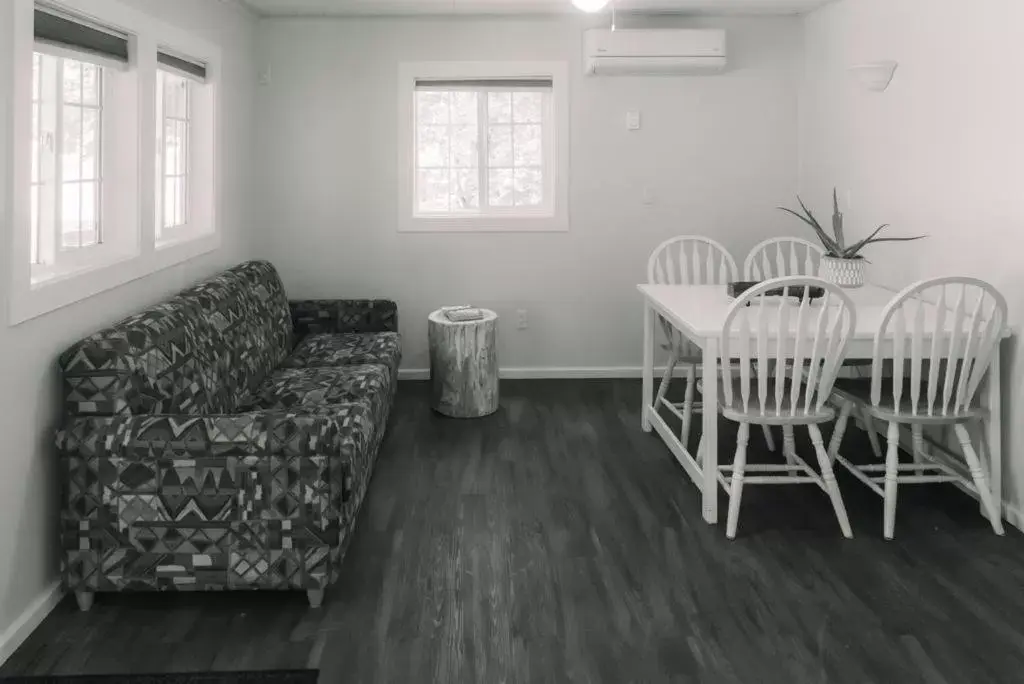 Dining area, Seating Area in Barefoot Villas and Retreat