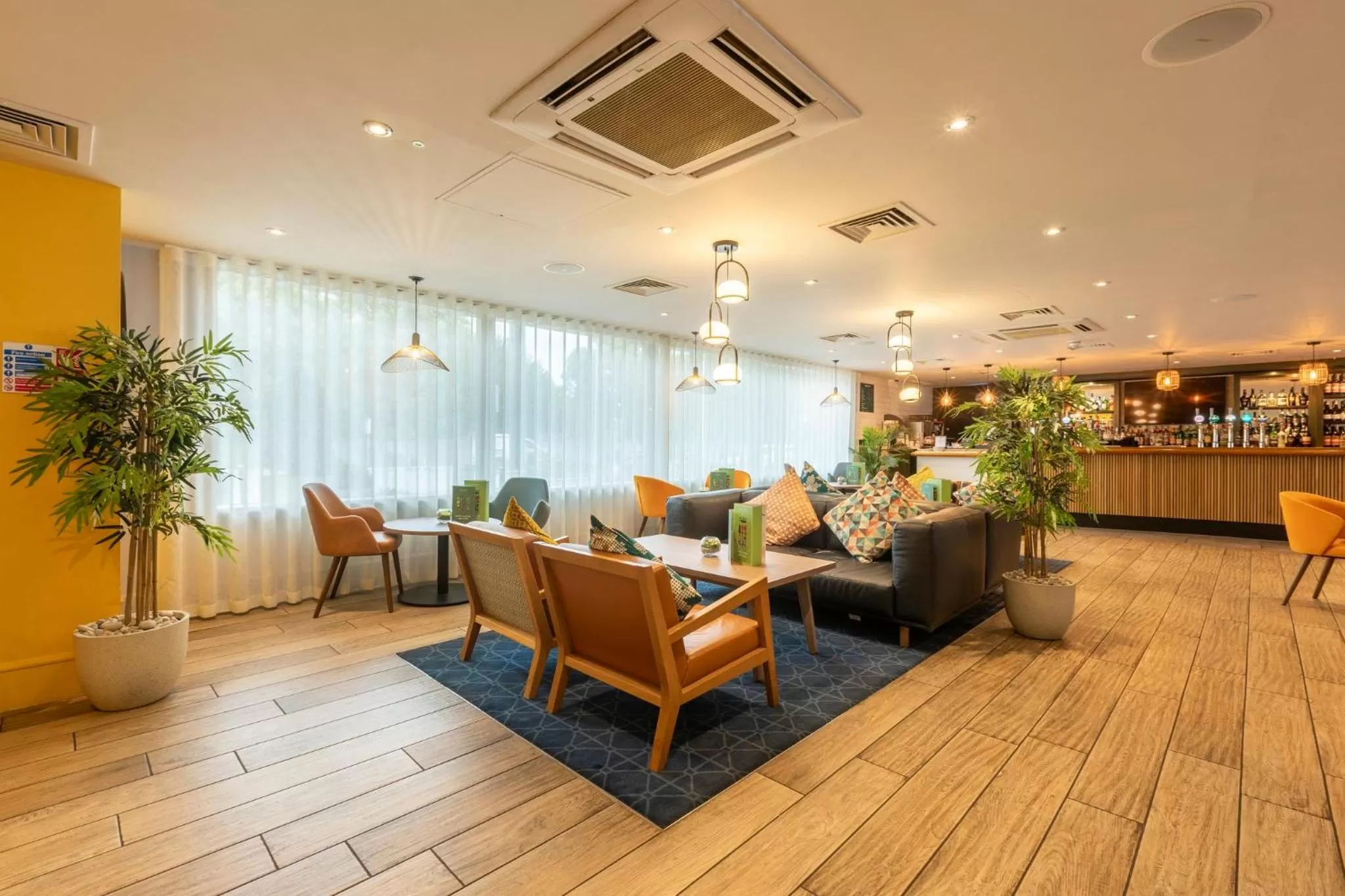 Lounge or bar in Holiday Inn Cardiff City Centre by IHG