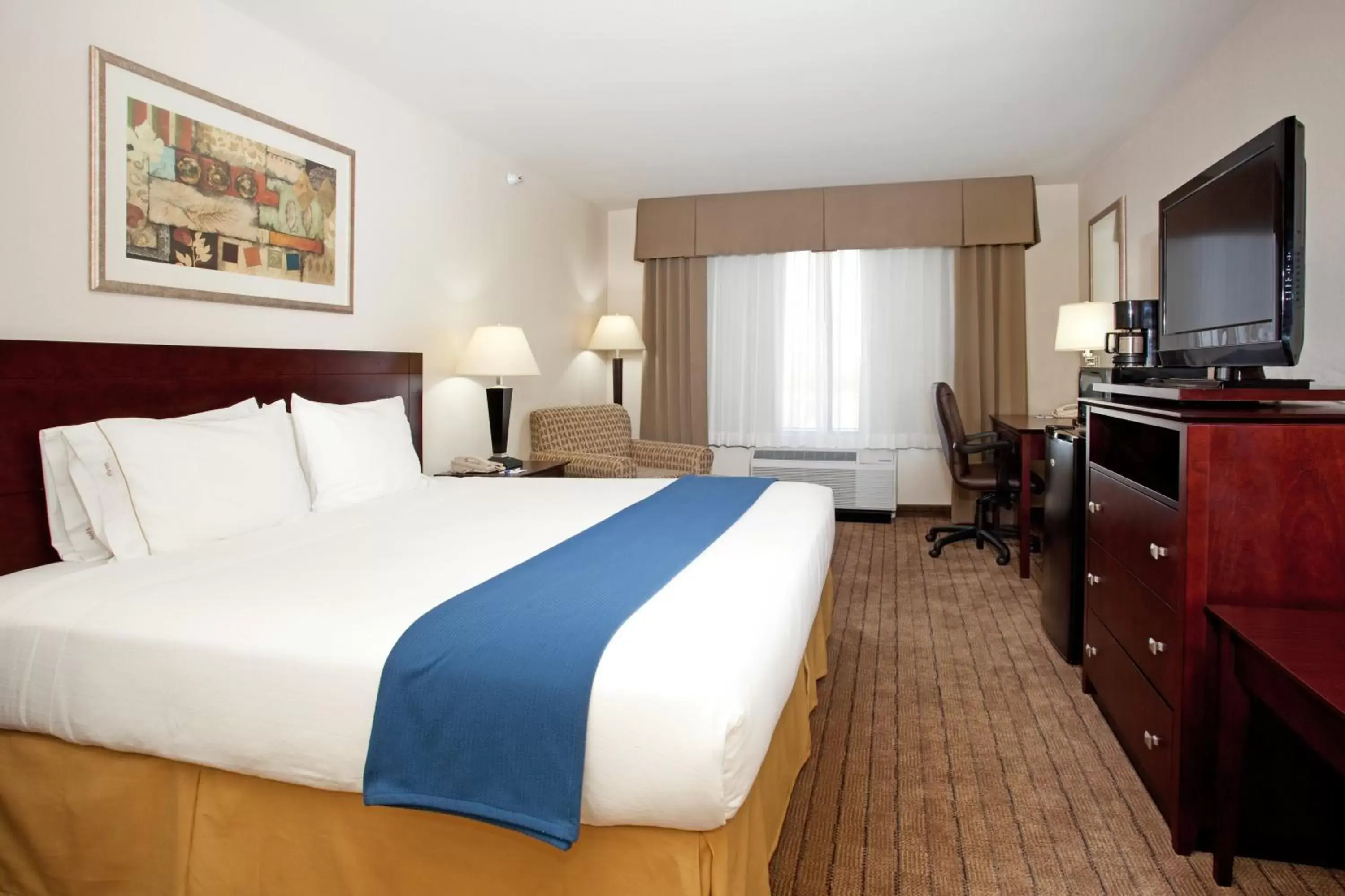 Photo of the whole room, Bed in Holiday Inn Express & Suites Buffalo, an IHG Hotel