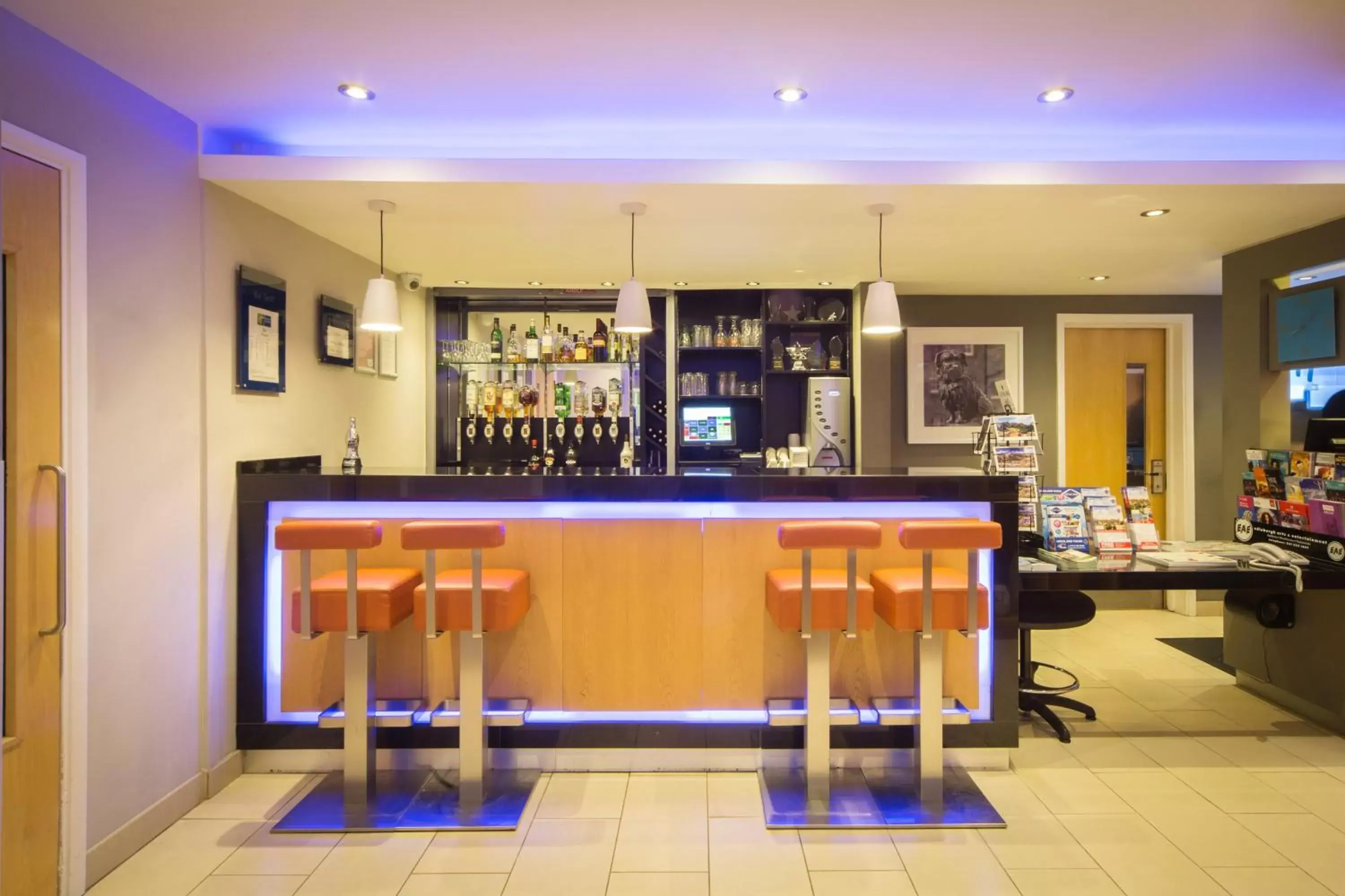 Lounge or bar, Lounge/Bar in Holiday Inn Express Edinburgh – Royal Mile, an IHG Hotel