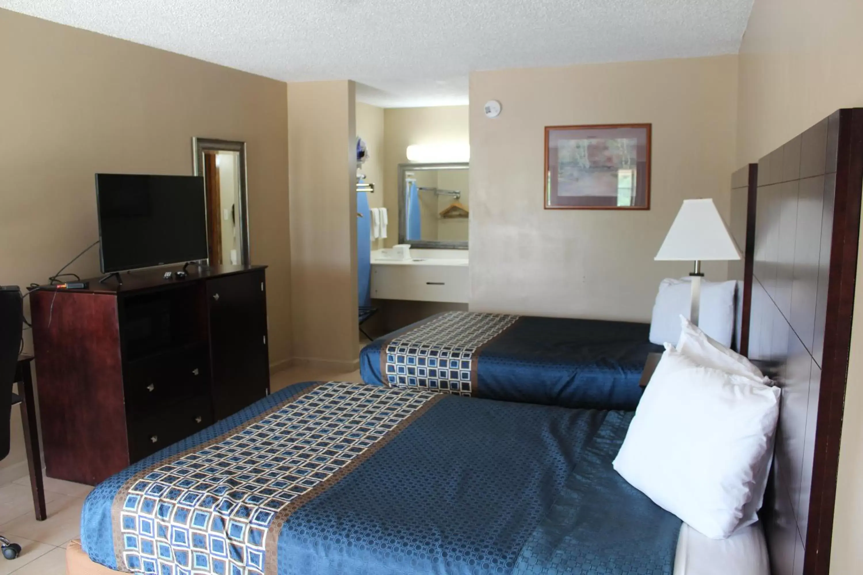 Photo of the whole room, Bed in Highland Inn Denham Springs Baton Rouge East