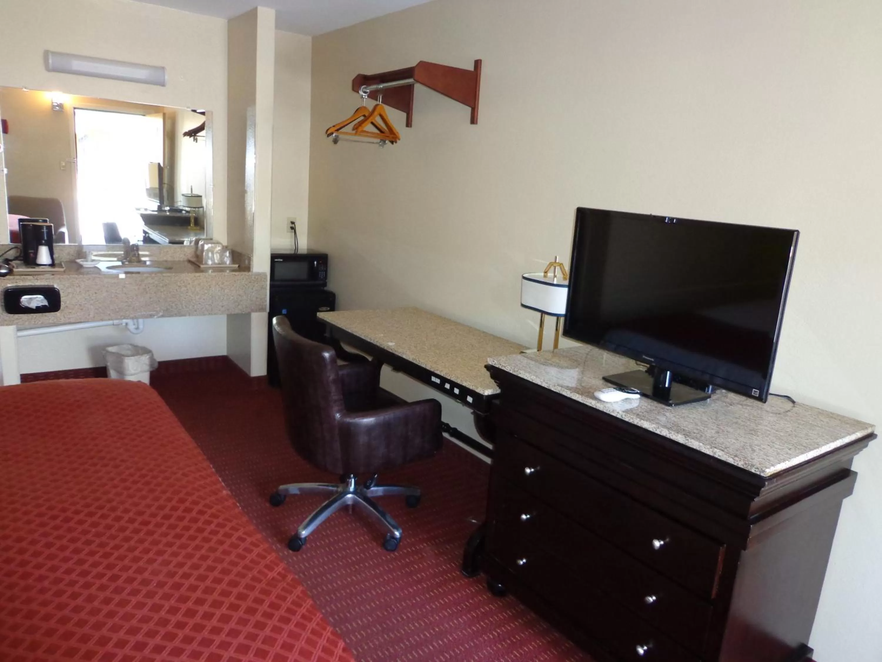 Bedroom in Economy Inn Express Warren