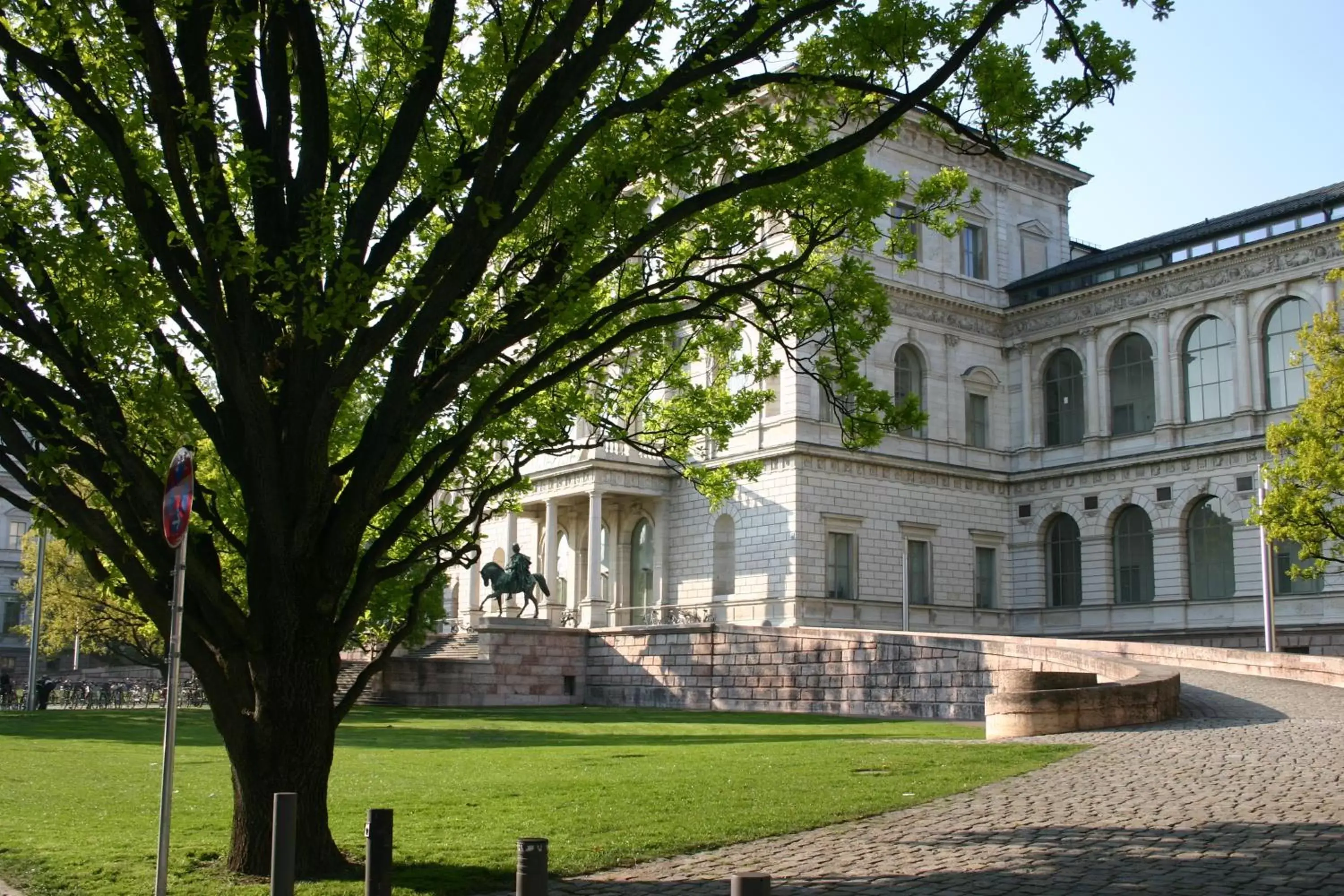 Neighbourhood, Property Building in Hotel Hauser an der Universität