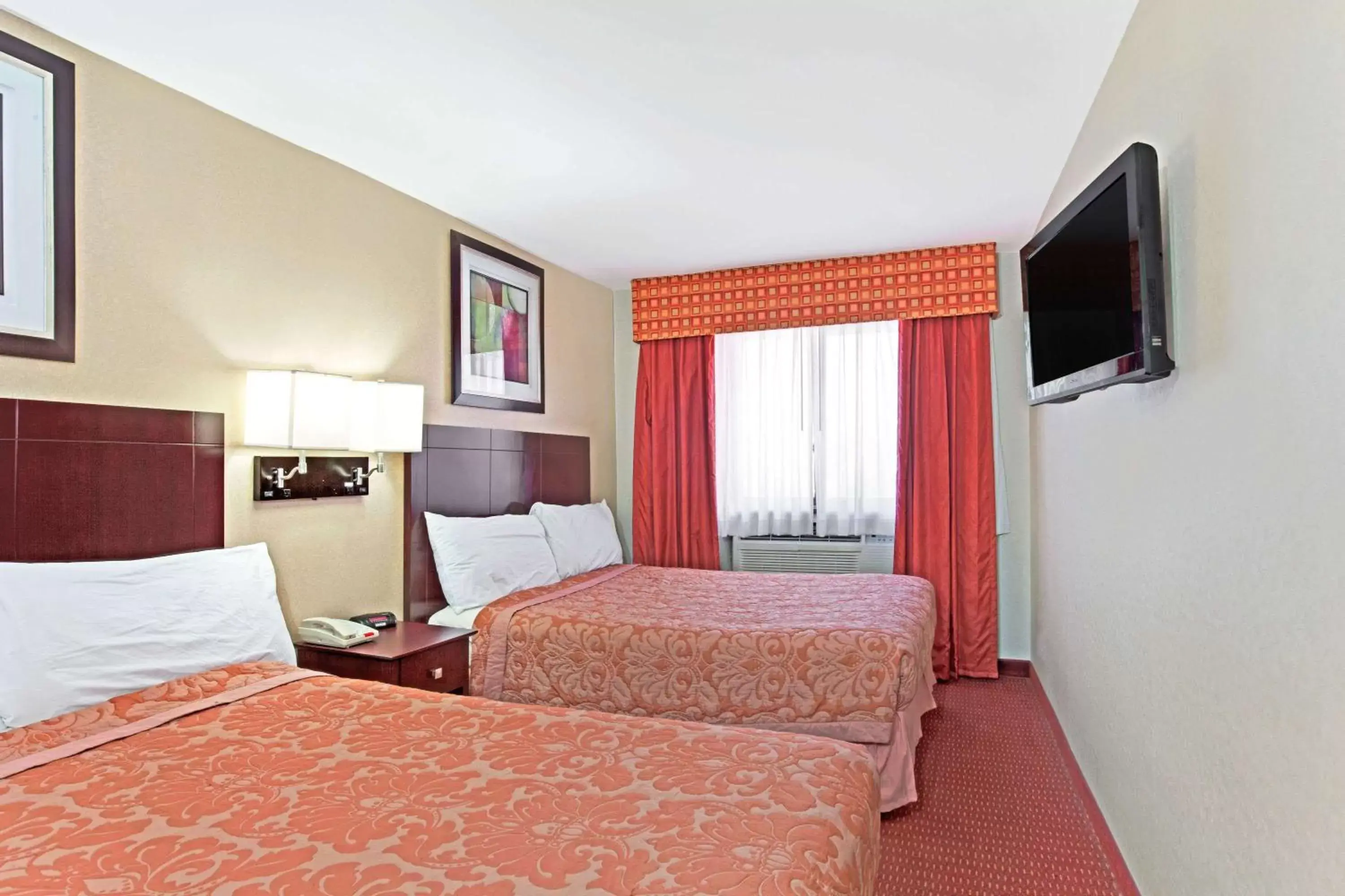 On site, Bed in Super 8 by Wyndham Long Island City LGA Hotel On site, Bed in Super 8 by Wyndham Long Island City LGA Hotel