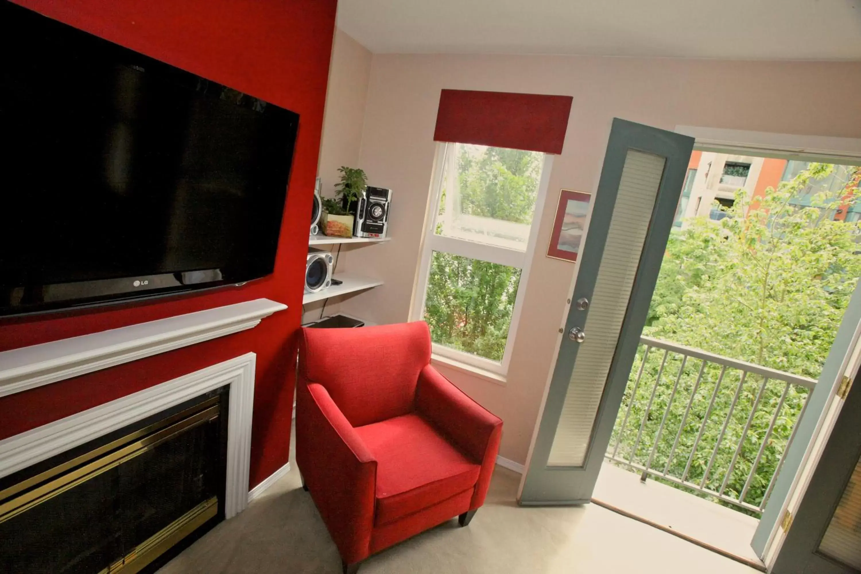 Living room, TV/Entertainment Center in Times Square Suites Hotel