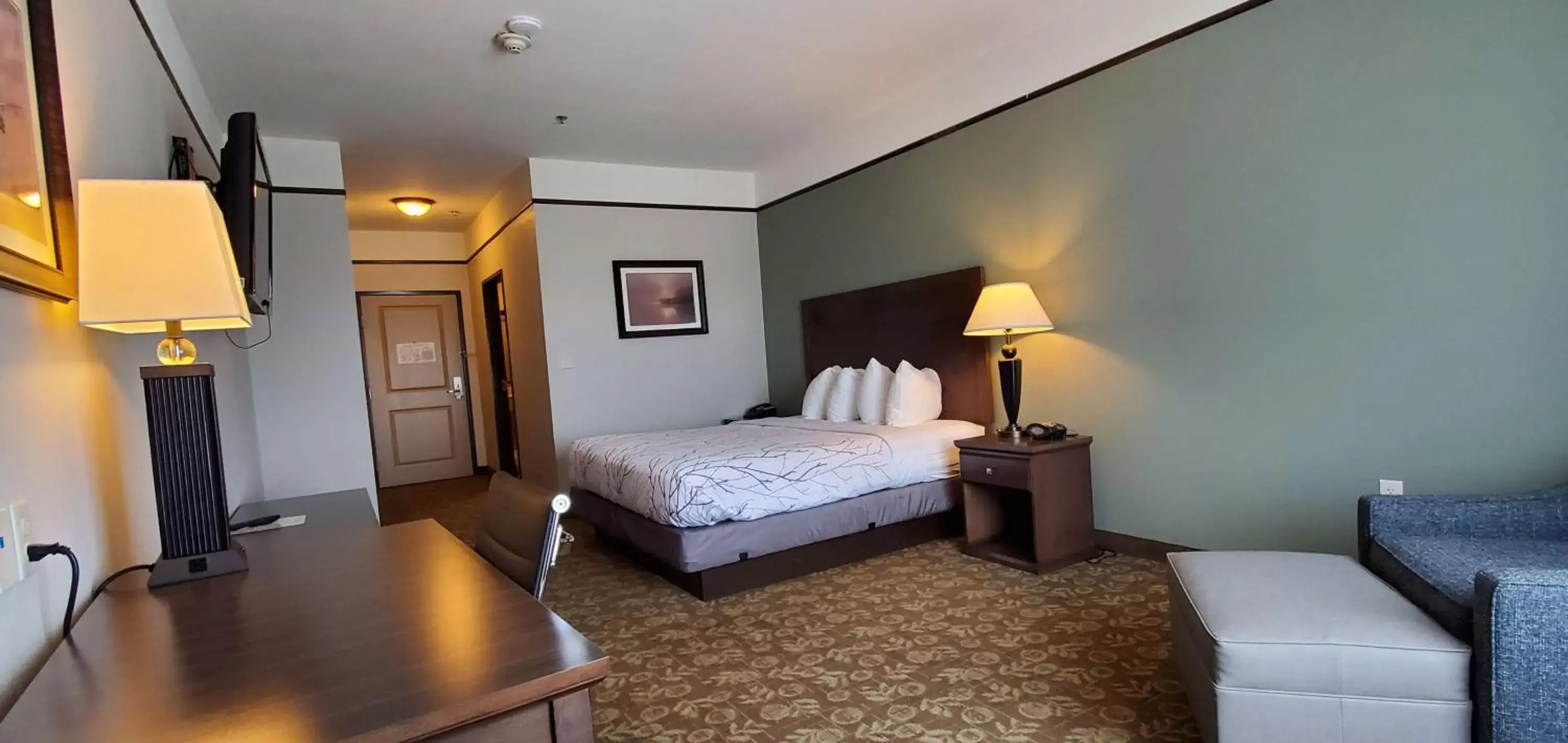Photo of the whole room, Bed in Best Western Plus Emory at Lake Fork Inn & Suites
