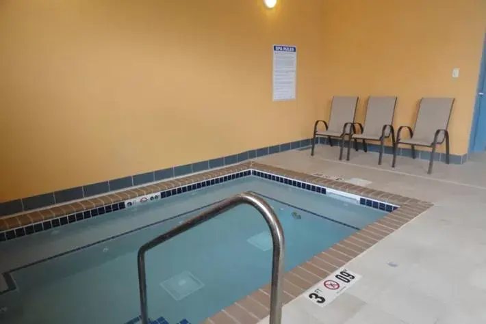 Hot Tub, Swimming Pool in Canby Inn and Suites