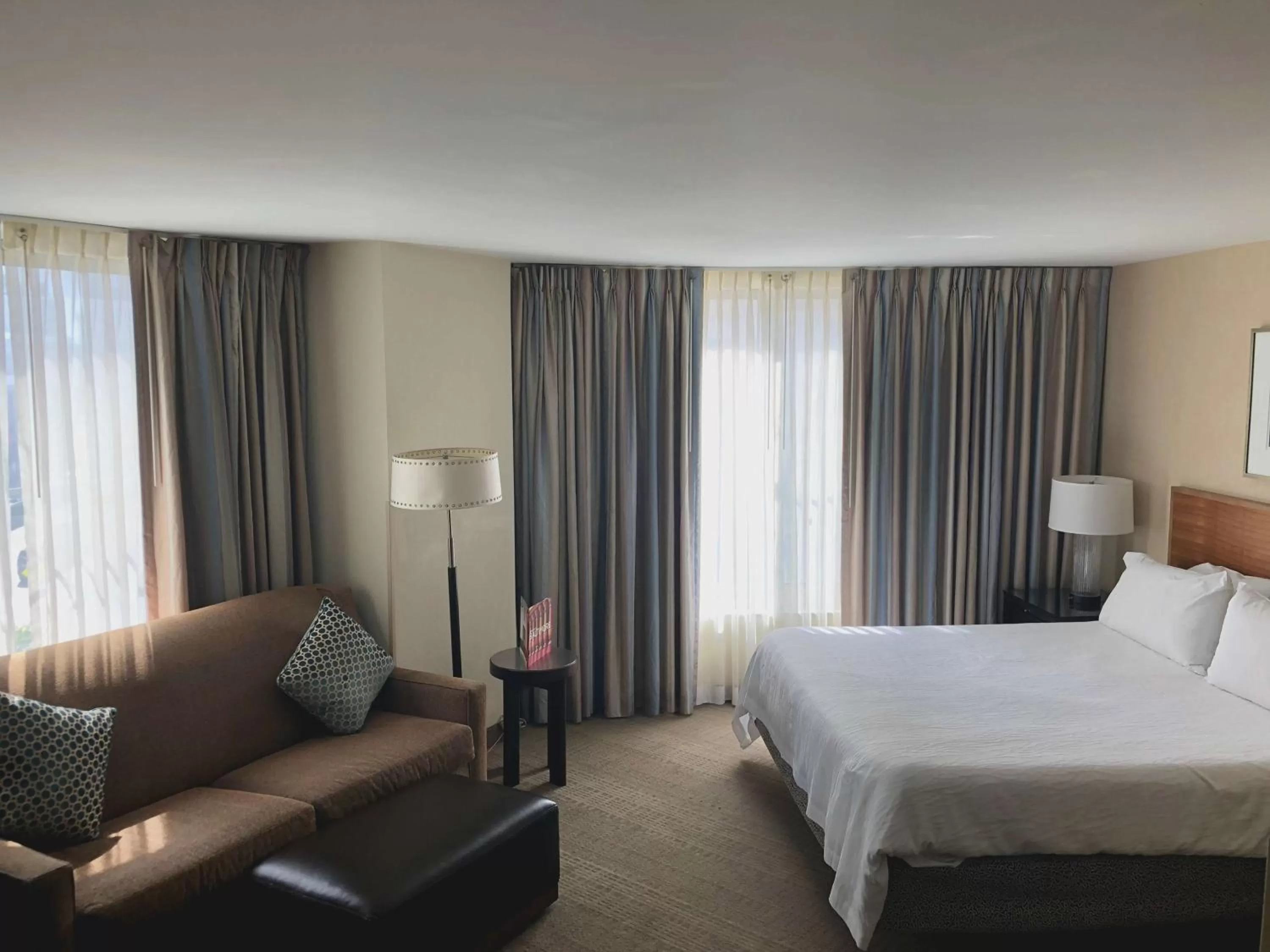 Living room, Bed in Hilton Garden Inn Baltimore Inner Harbor