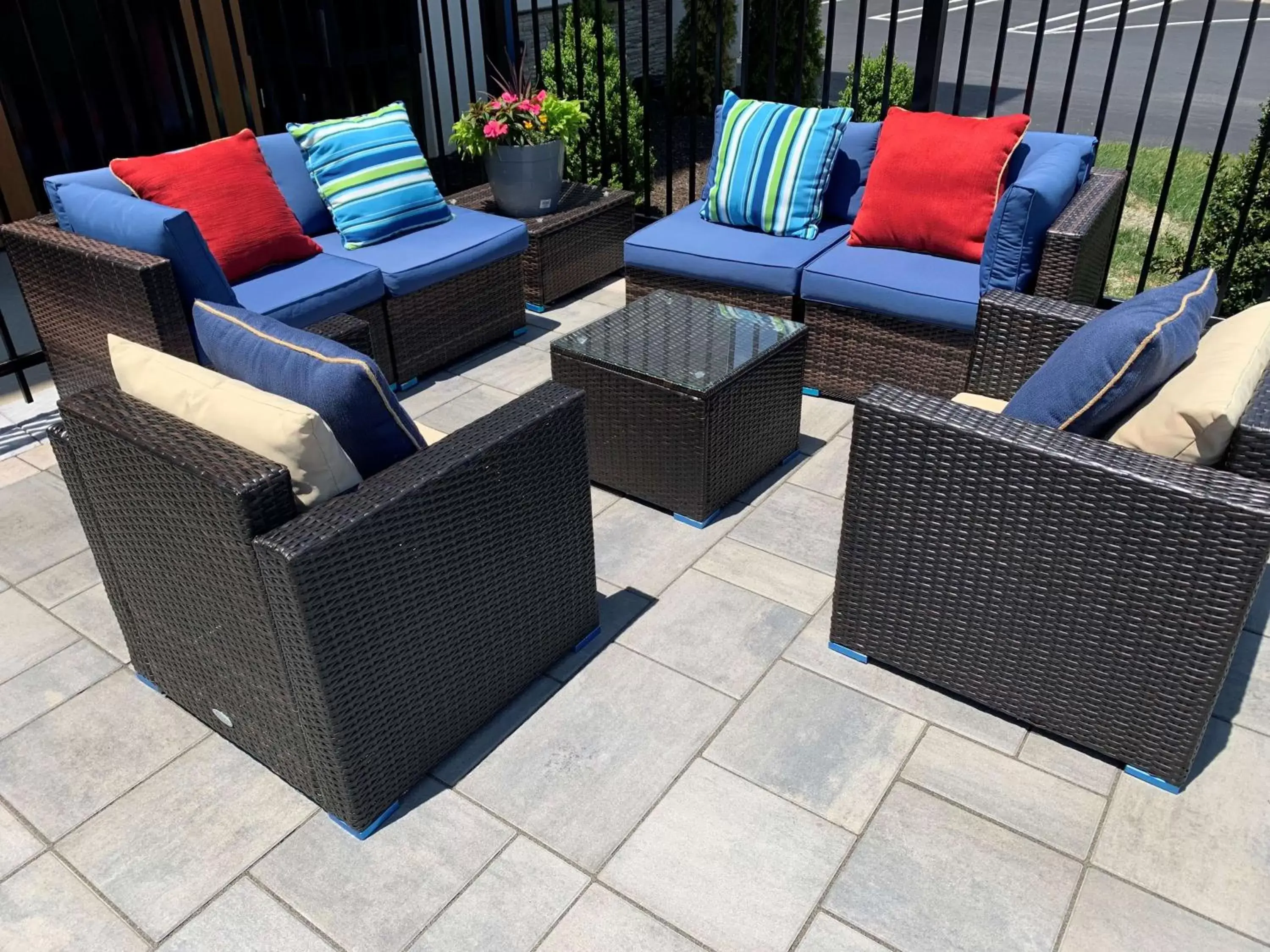 Patio, Seating Area in Hampton Inn Harrisburg-East/Hershey