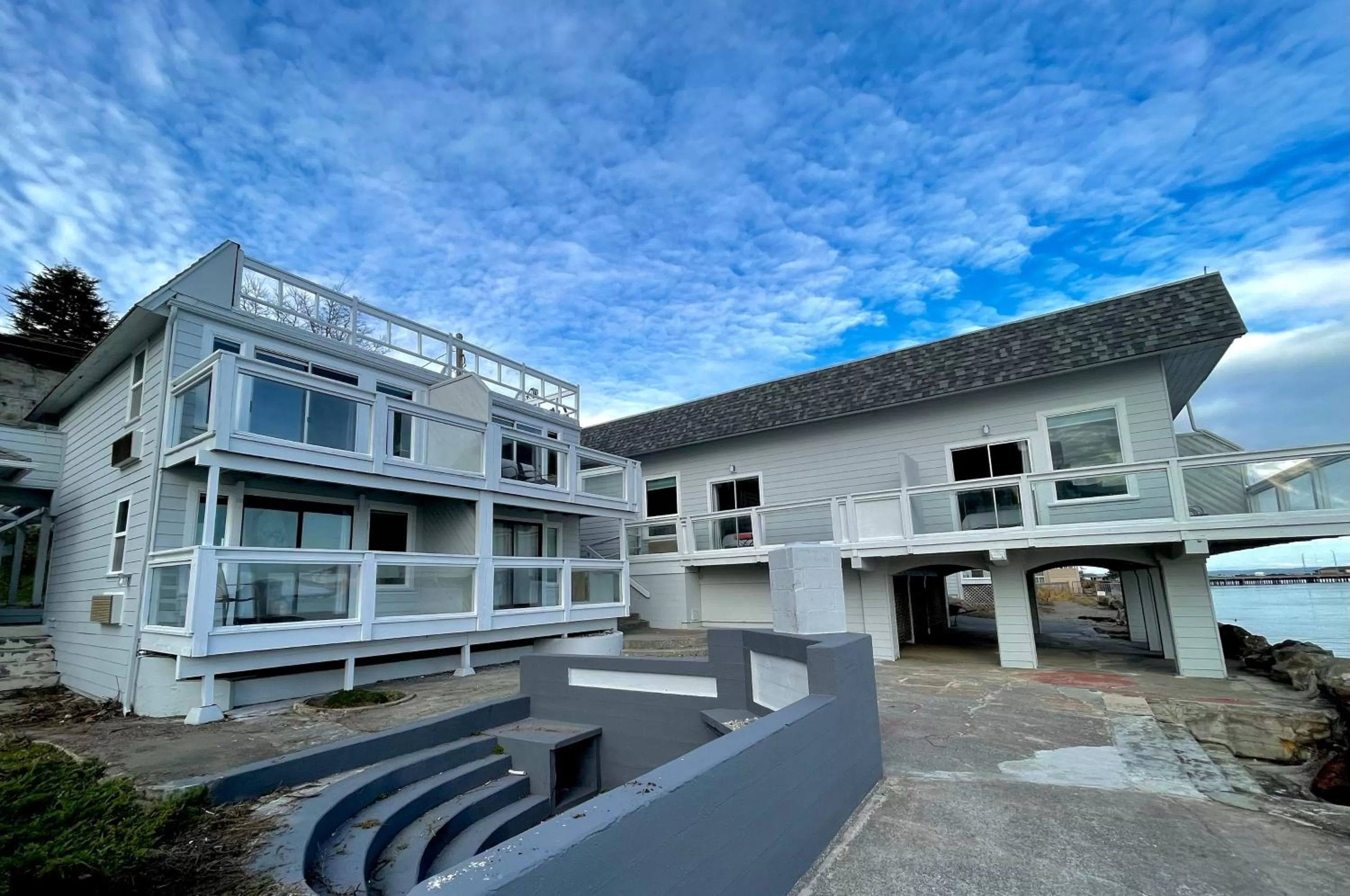 Property building in Tides Inn & Suites