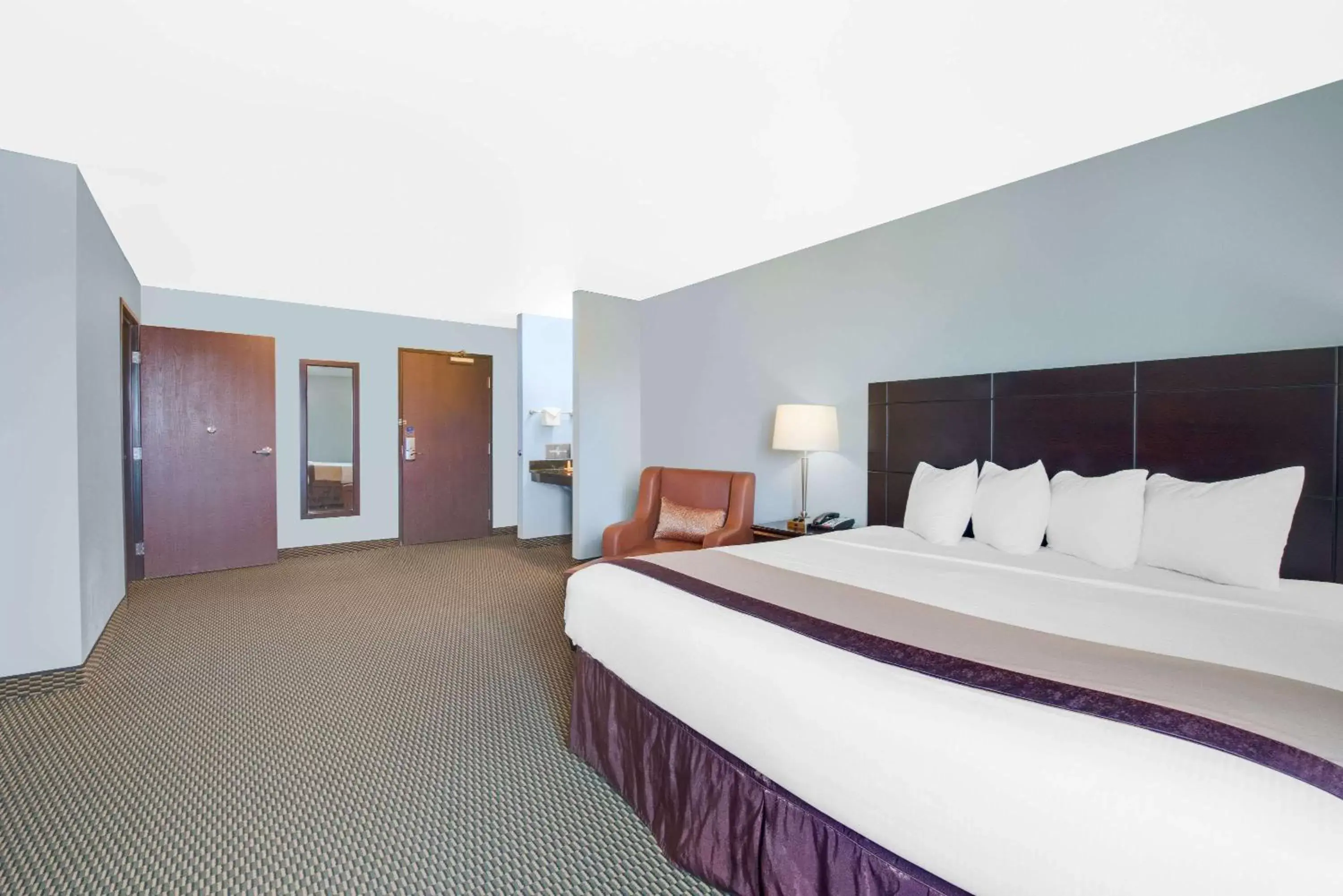 Photo of the whole room, Bed in Baymont by Wyndham Rapid City