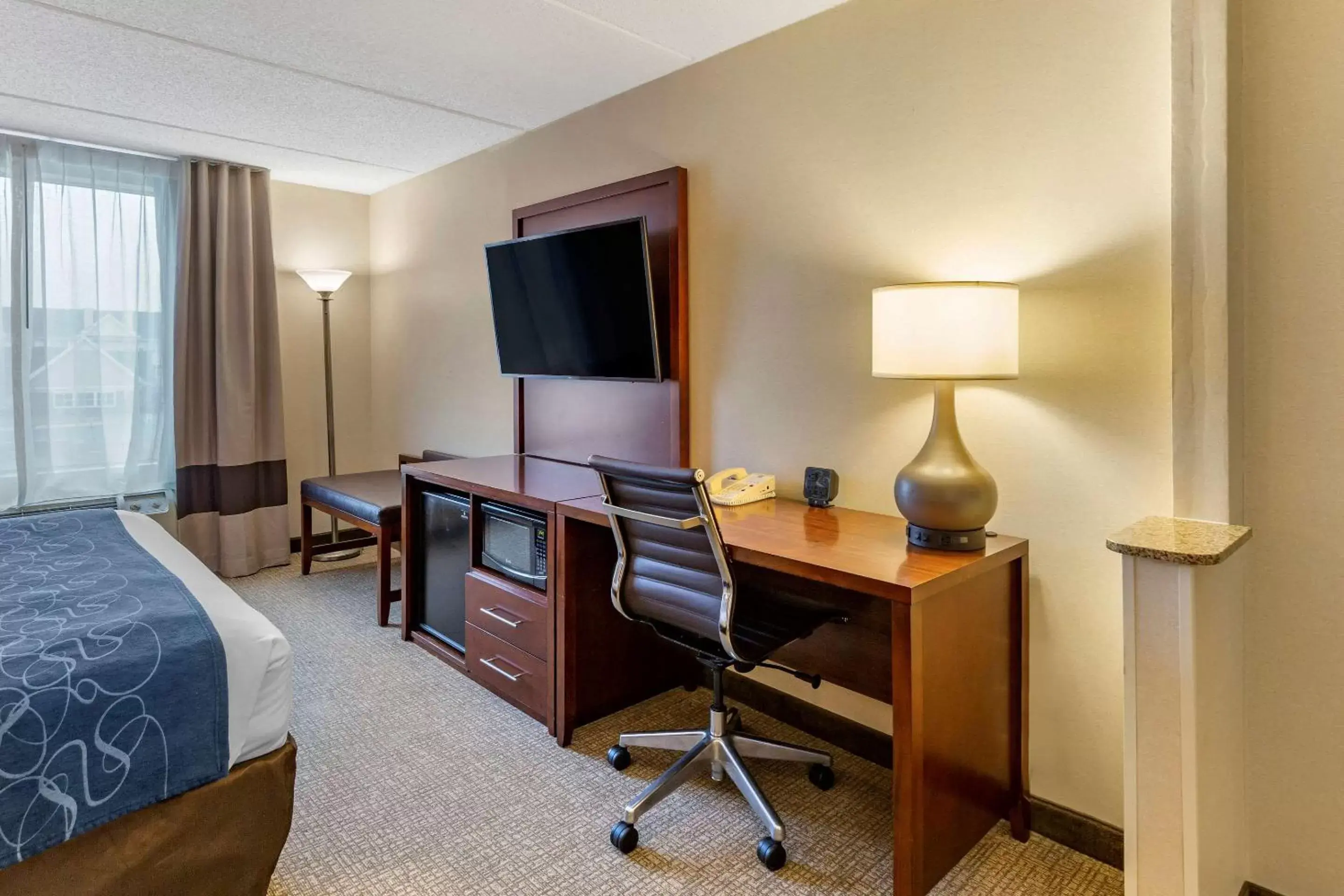 Photo of the whole room, TV/Entertainment Center in Comfort Suites Manassas
