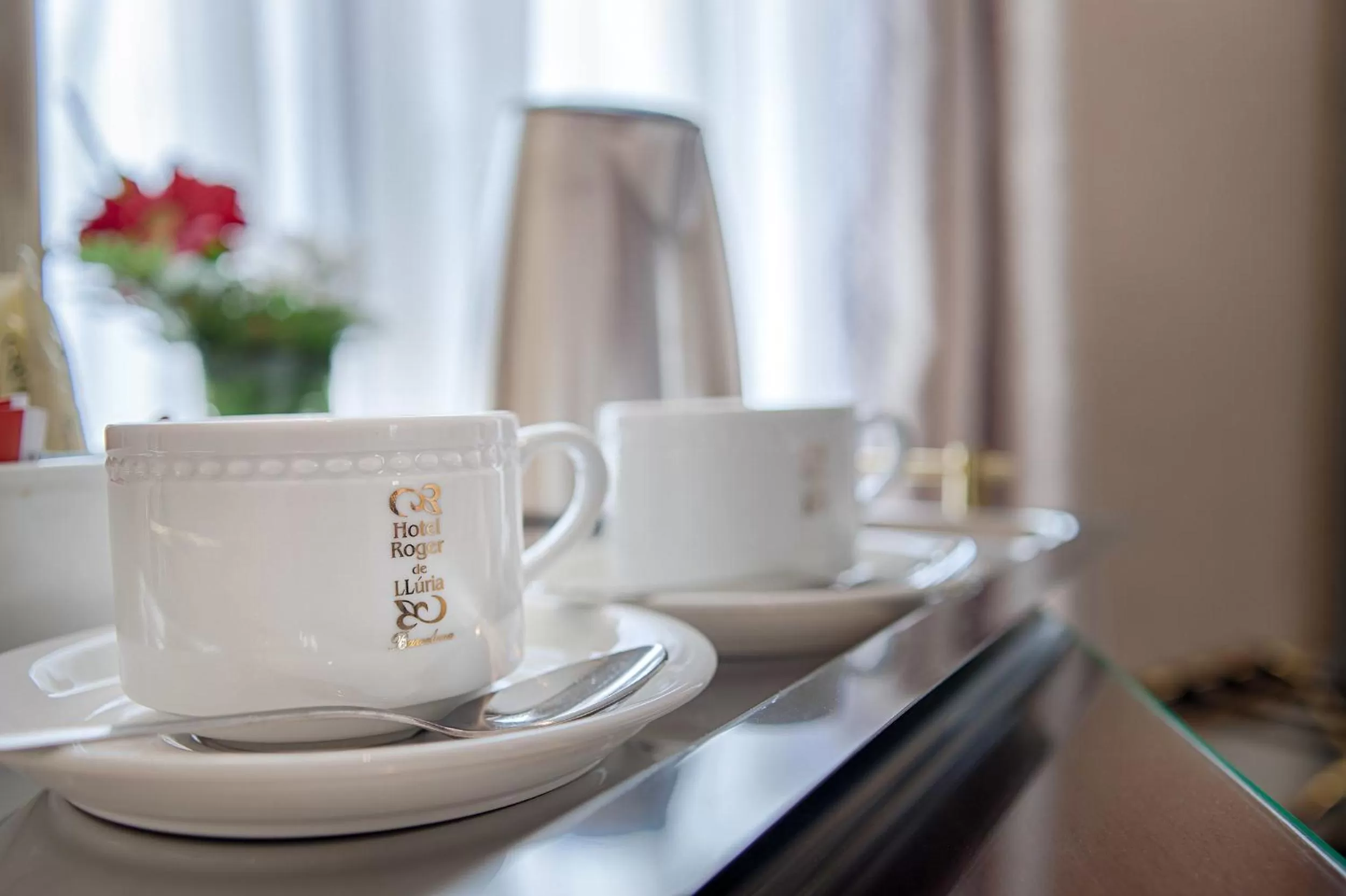 Coffee/tea facilities in Hotel Roger de Llúria