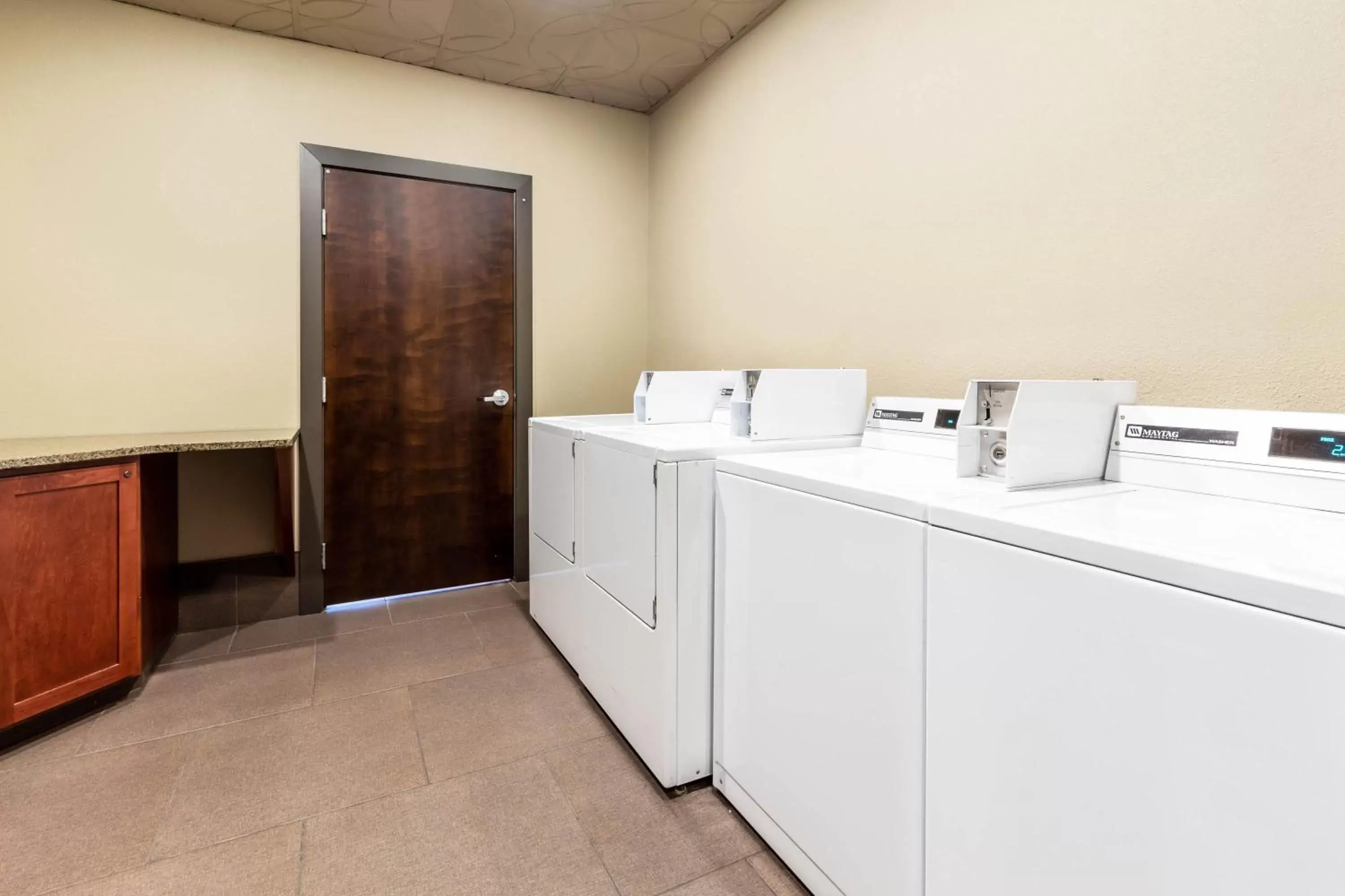 washing machine, Kitchen/Kitchenette in La Quinta by Wyndham Seattle Downtown