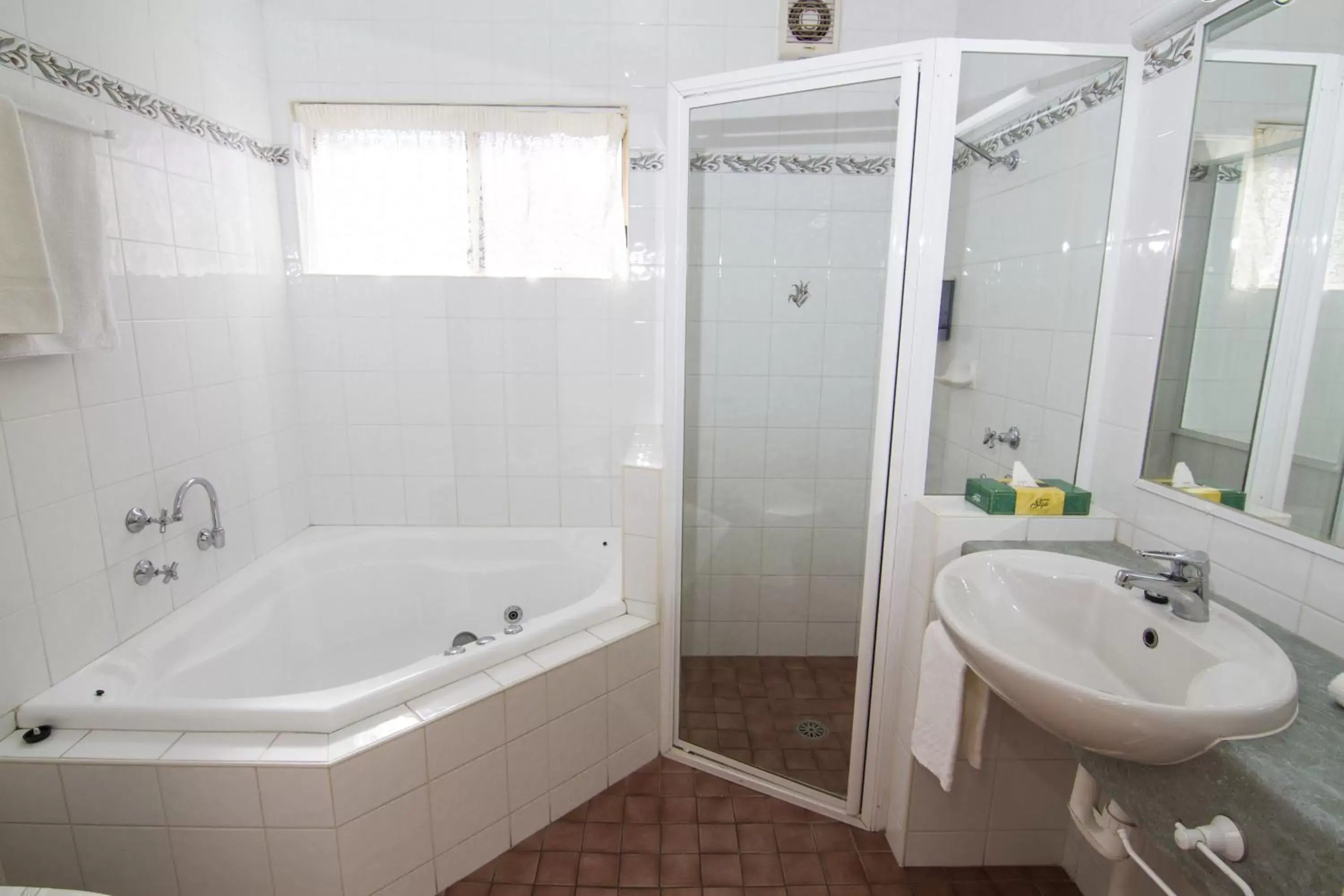 Shower, Bathroom in Green Gables Motel