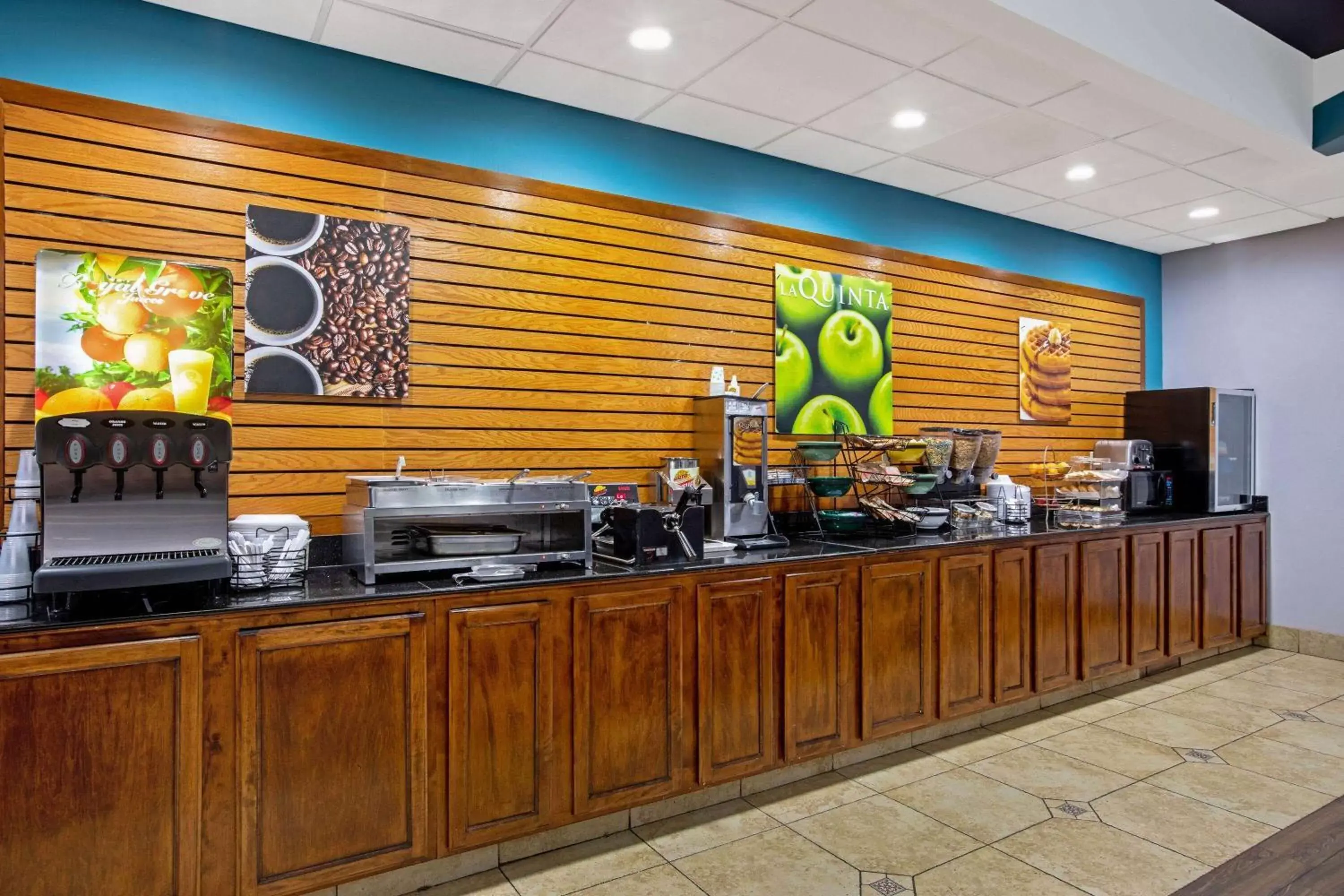 Breakfast, Restaurant/Places to Eat in La Quinta by Wyndham Tulsa Airport / Expo Square